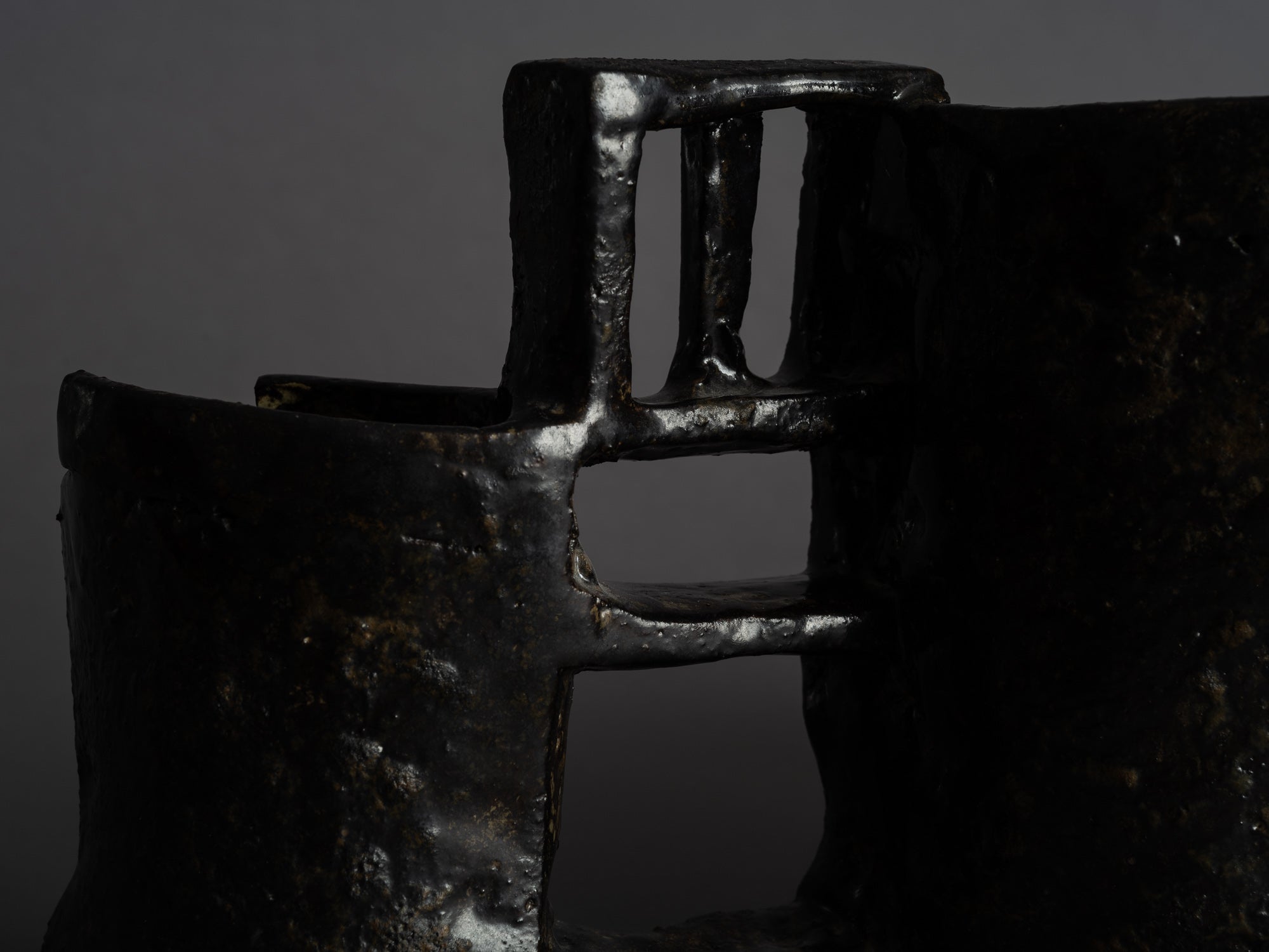 Vase‑sculpture de Jane Bass, États-Unis (vers 1970)..Large sculptural vase by Jane Bass, U.S.A. (circa 1970)