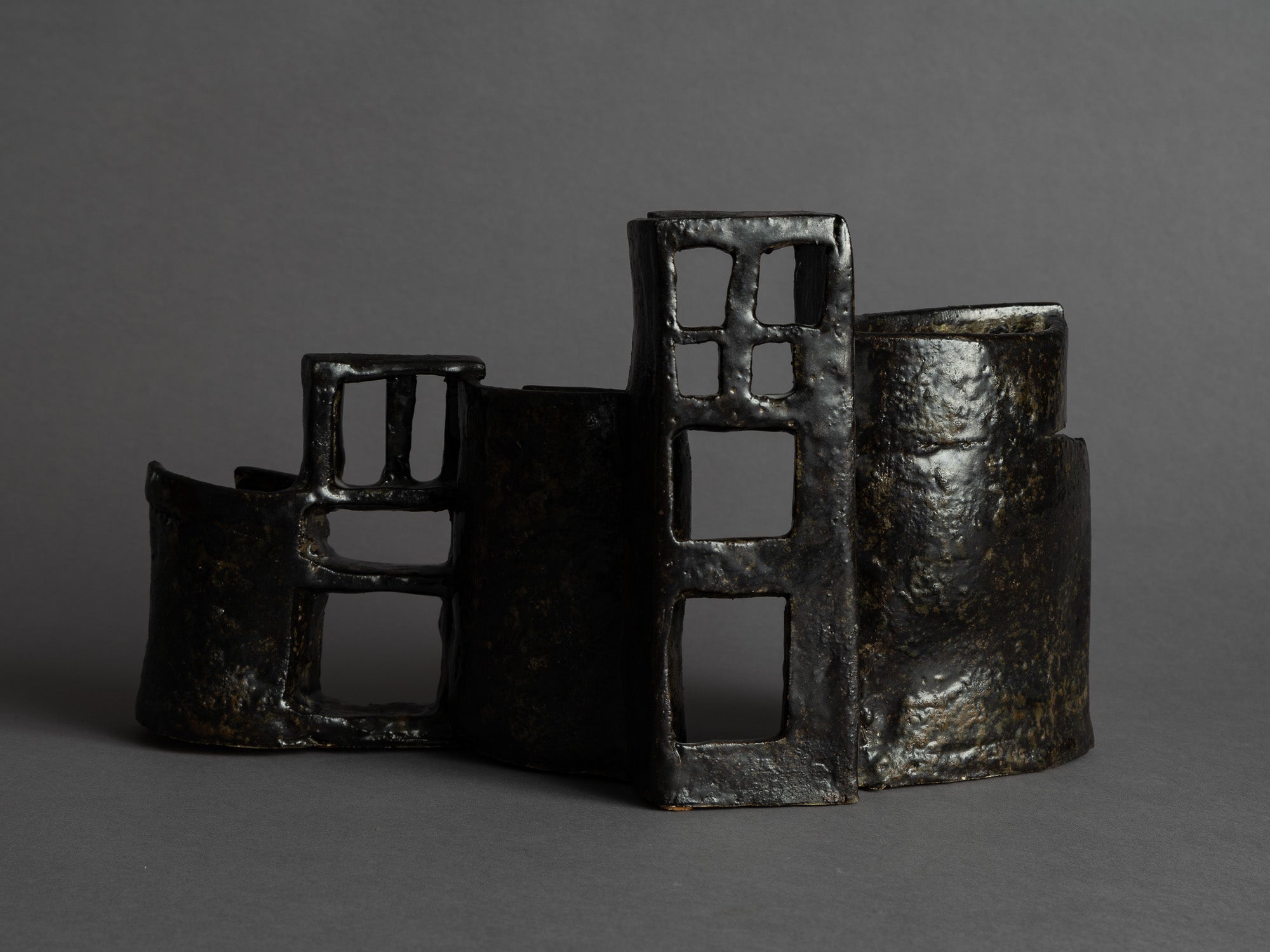 Vase‑sculpture de Jane Bass, États-Unis (vers 1970)..Large sculptural vase by Jane Bass, U.S.A. (circa 1970)