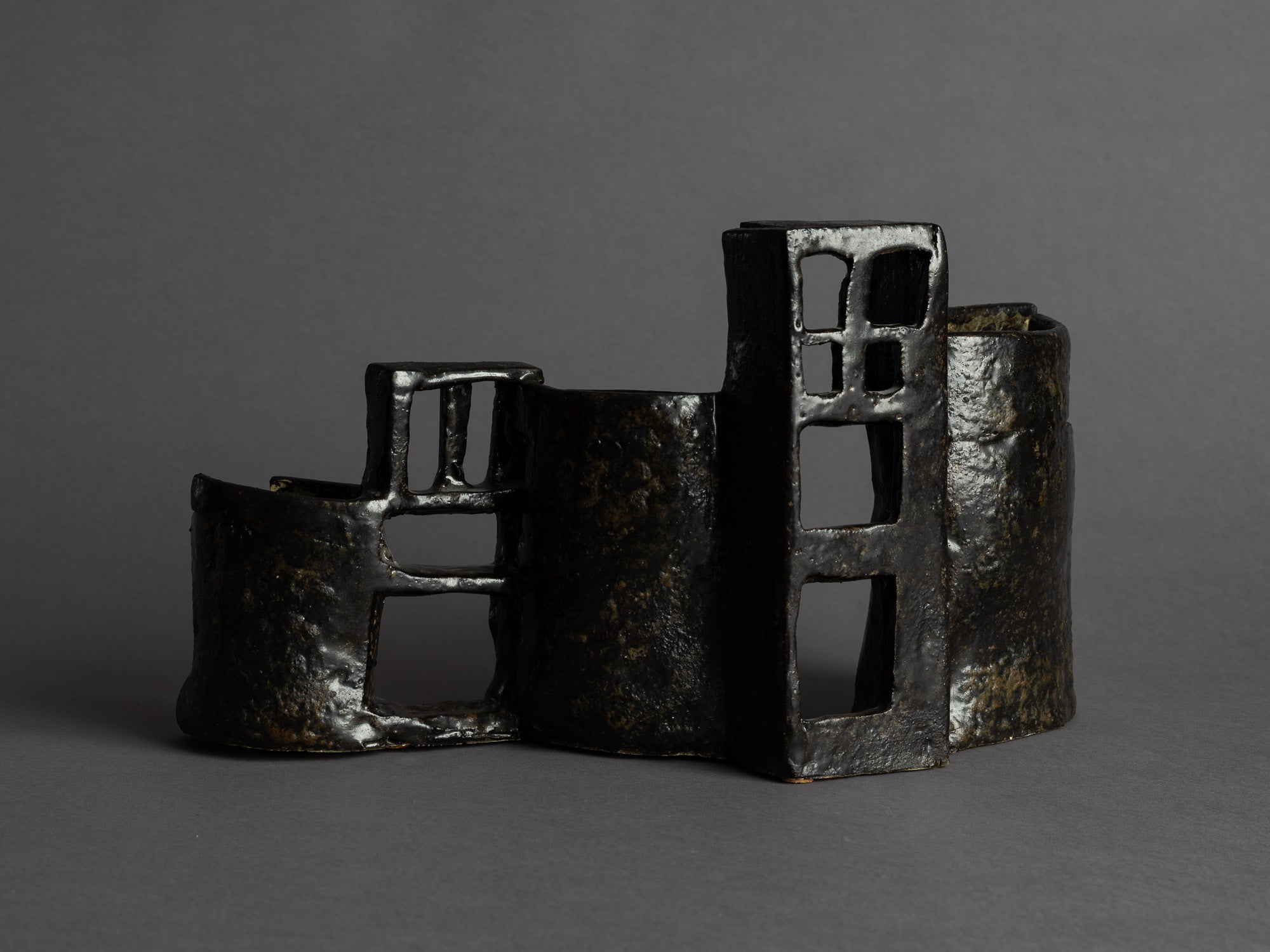Vase‑sculpture de Jane Bass, États-Unis (vers 1970)..Large sculptural vase by Jane Bass, U.S.A. (circa 1970)