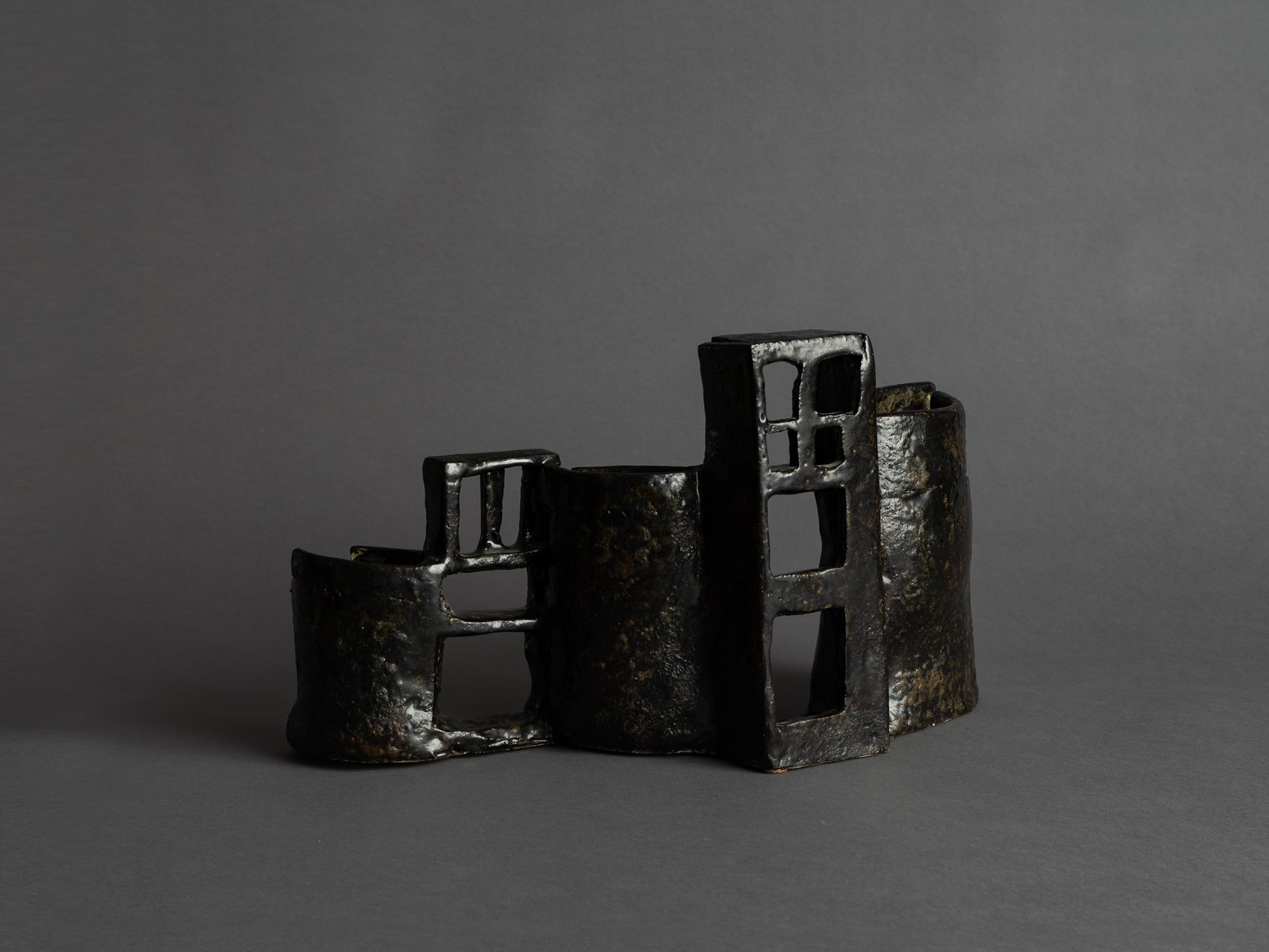 Vase‑sculpture de Jane Bass, États-Unis (vers 1970)..Large sculptural vase by Jane Bass, U.S.A. (circa 1970)