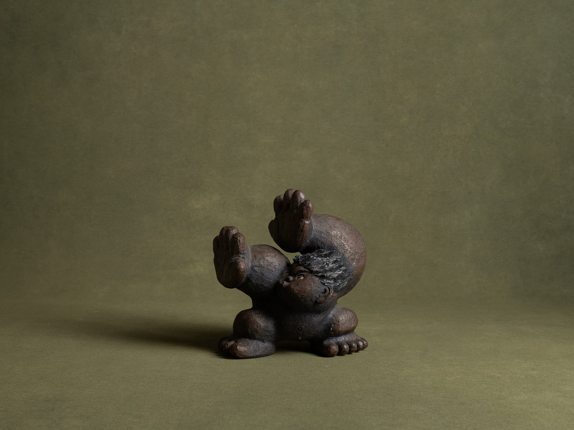 Sculpture en grès de Yabumoto Sakae, imagerie populaire, Japon (vers 2000)..Unique stoneware by Yabumoto Sakae "Sangoku's kamehameha" sculpture, Japan (vers 2000)