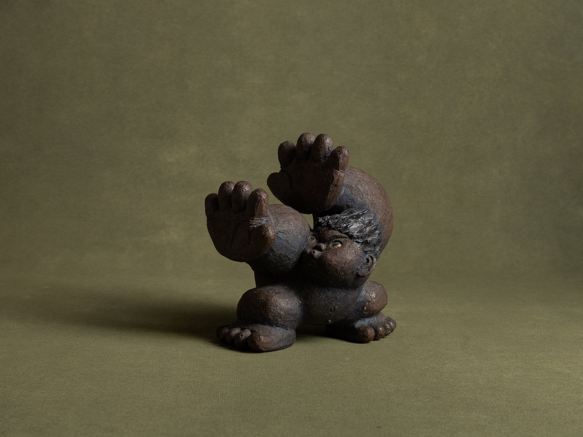 Sculpture en grès de Yabumoto Sakae, imagerie populaire, Japon (vers 2000)..Unique stoneware by Yabumoto Sakae "Sangoku's kamehameha" sculpture, Japan (vers 2000)