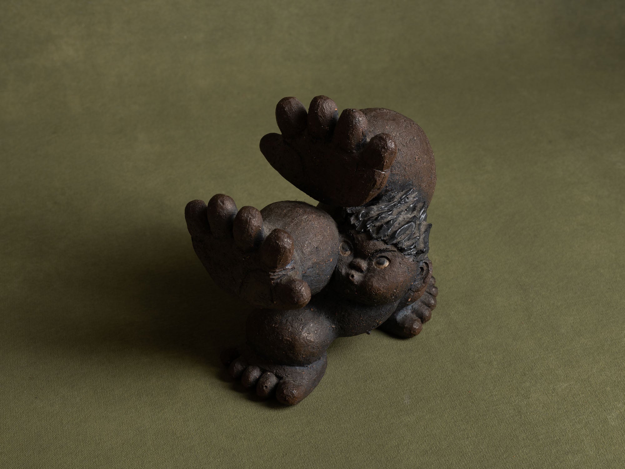 Sculpture en grès de Yabumoto Sakae, imagerie populaire, Japon (vers 2000)..Unique stoneware by Yabumoto Sakae "Sangoku's kamehameha" sculpture, Japan (vers 2000)