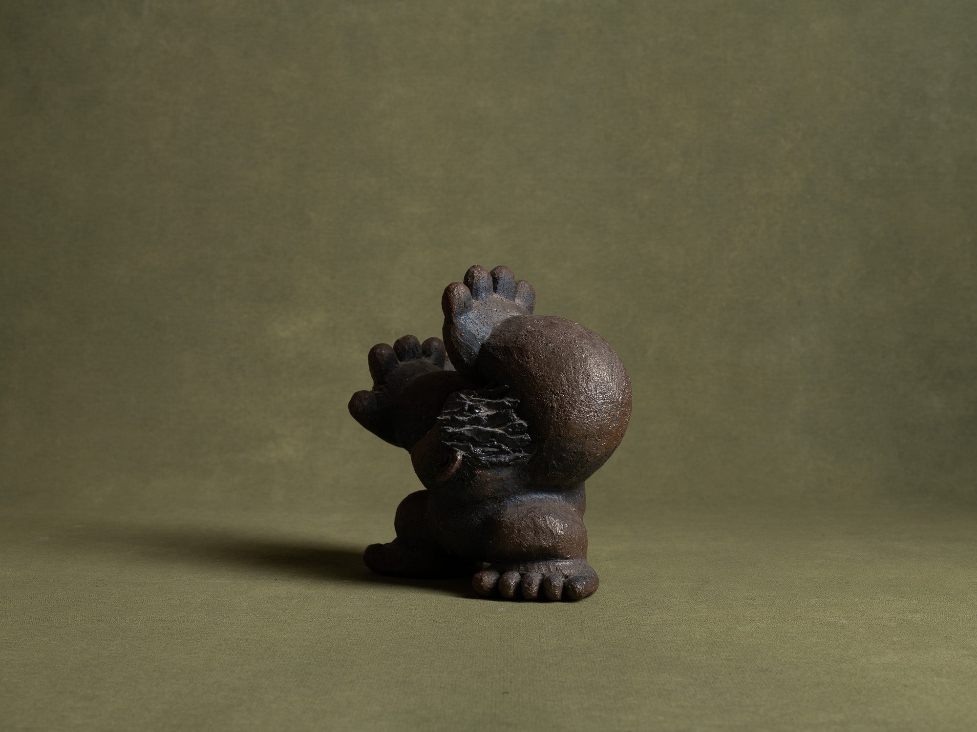 Sculpture en grès de Yabumoto Sakae, imagerie populaire, Japon (vers 2000)..Unique stoneware by Yabumoto Sakae "Sangoku's kamehameha" sculpture, Japan (vers 2000)