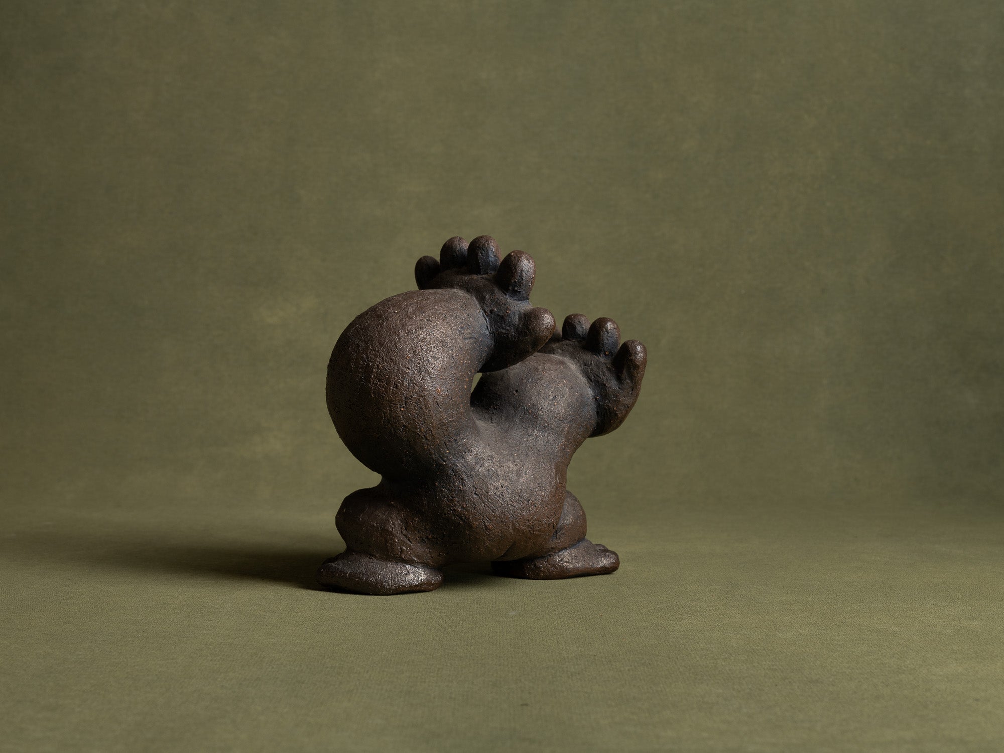 Sculpture en grès de Yabumoto Sakae, imagerie populaire, Japon (vers 2000)..Unique stoneware by Yabumoto Sakae "Sangoku's kamehameha" sculpture, Japan (vers 2000)