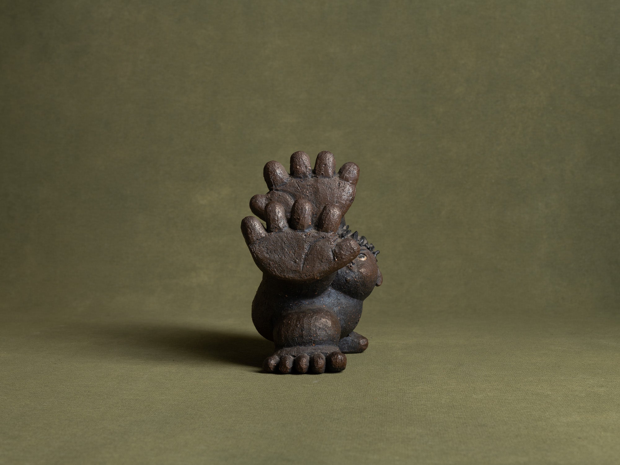 Sculpture en grès de Yabumoto Sakae, imagerie populaire, Japon (vers 2000)..Unique stoneware by Yabumoto Sakae "Sangoku's kamehameha" sculpture, Japan (vers 2000)