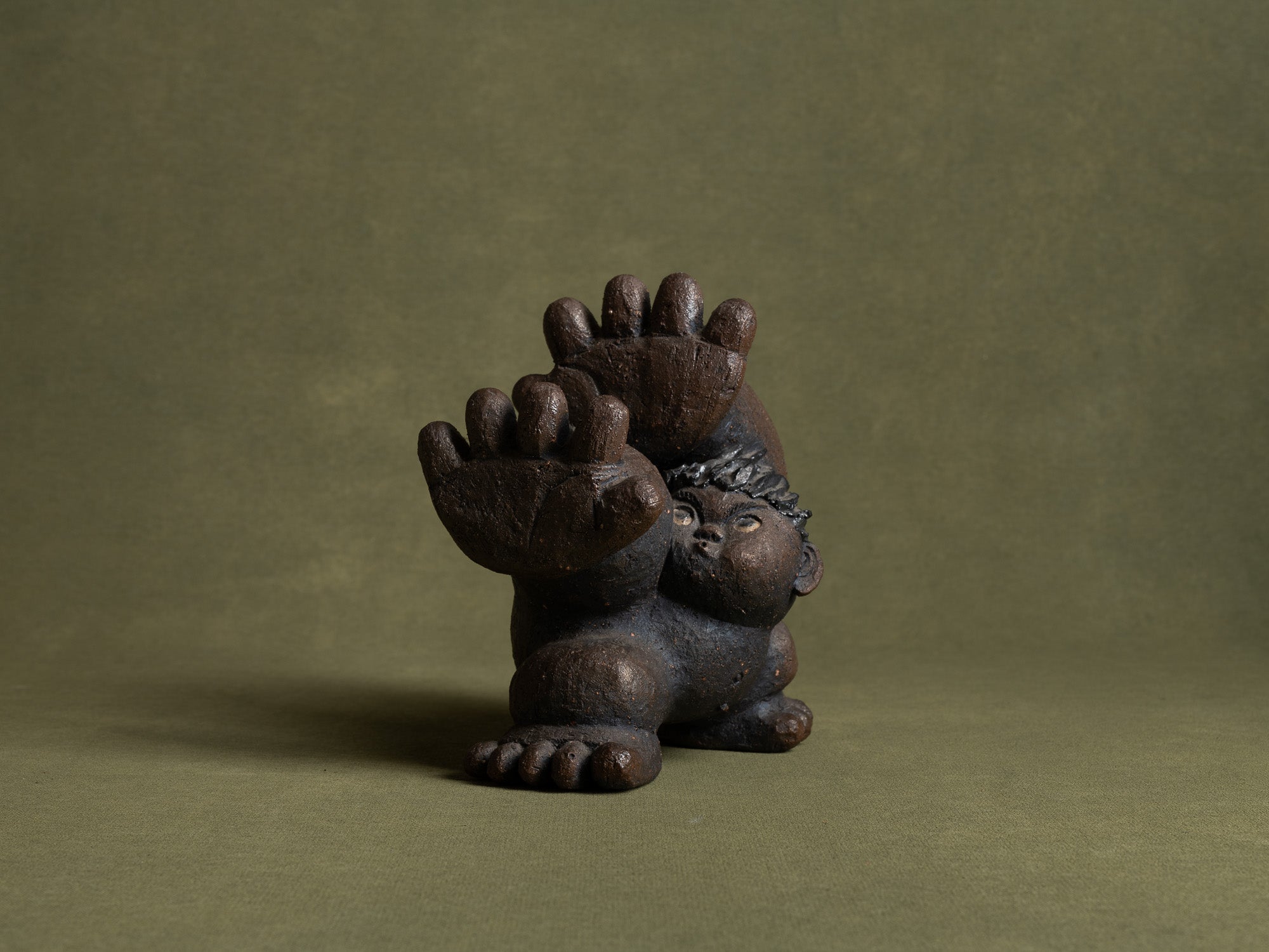 Sculpture en grès de Yabumoto Sakae, imagerie populaire, Japon (vers 2000)..Unique stoneware by Yabumoto Sakae "Sangoku's kamehameha" sculpture, Japan (vers 2000)
