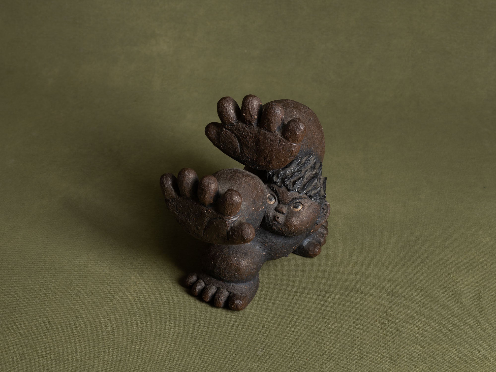 Sculpture en grès de Yabumoto Sakae, imagerie populaire, Japon (vers 2000)..Unique stoneware by Yabumoto Sakae "Sangoku's kamehameha" sculpture, Japan (vers 2000)