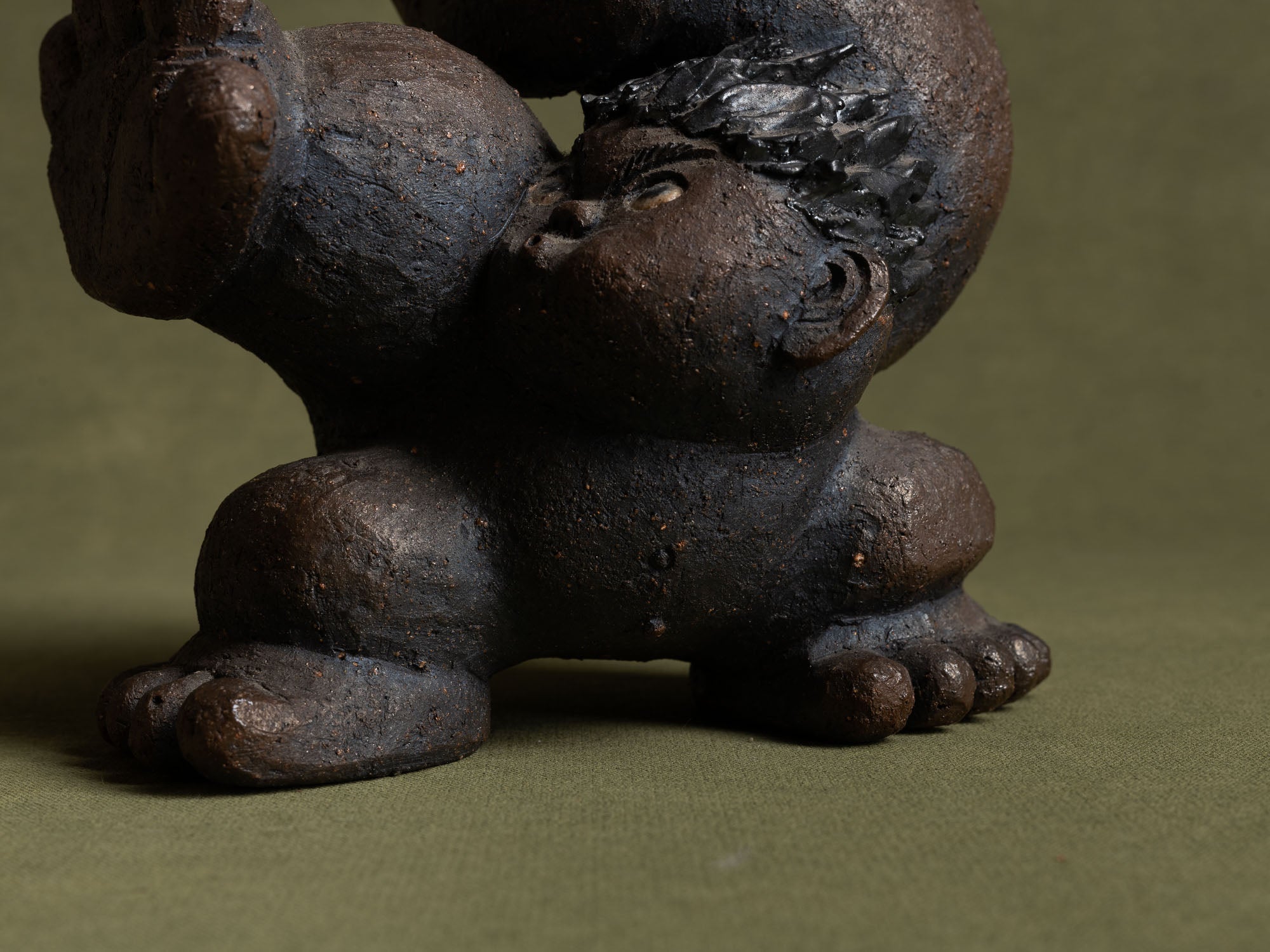 Sculpture en grès de Yabumoto Sakae, imagerie populaire, Japon (vers 2000)..Unique stoneware by Yabumoto Sakae "Sangoku's kamehameha" sculpture, Japan (vers 2000)
