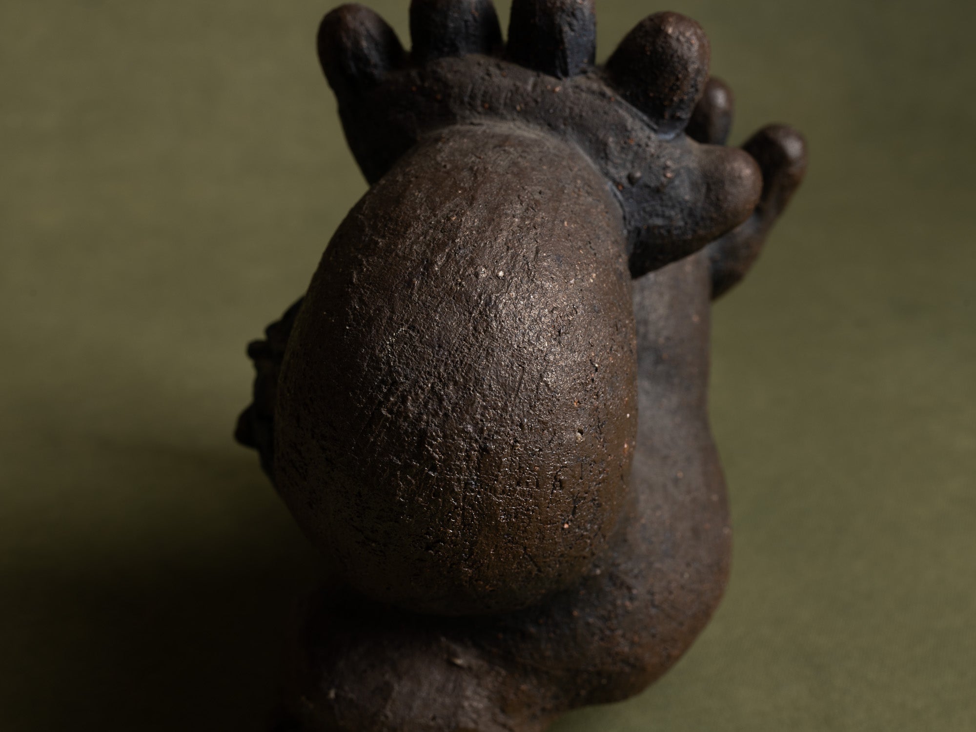 Sculpture en grès de Yabumoto Sakae, imagerie populaire, Japon (vers 2000)..Unique stoneware by Yabumoto Sakae "Sangoku's kamehameha" sculpture, Japan (vers 2000)