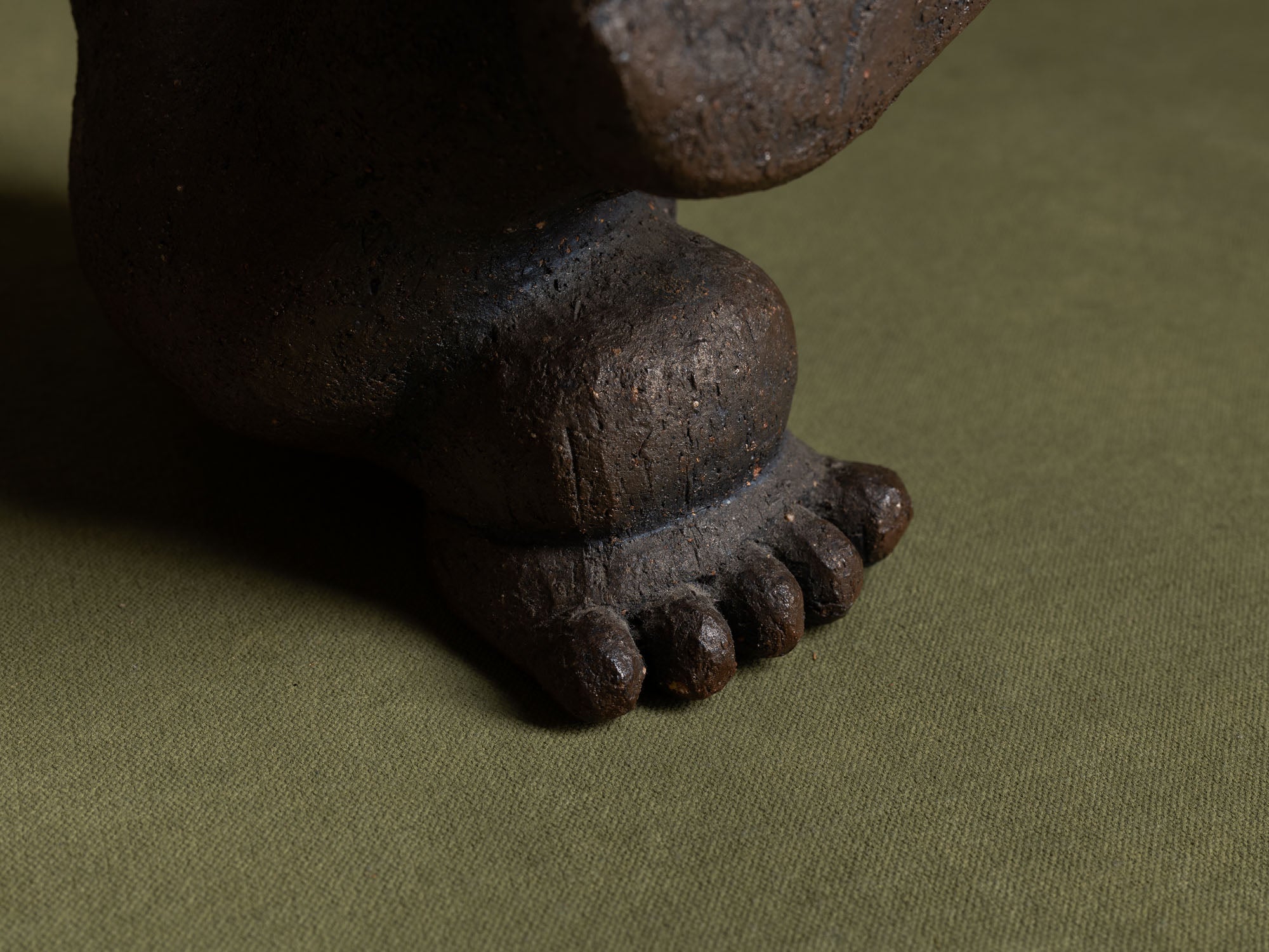 Sculpture en grès de Yabumoto Sakae, imagerie populaire, Japon (vers 2000)..Unique stoneware by Yabumoto Sakae "Sangoku's kamehameha" sculpture, Japan (vers 2000)
