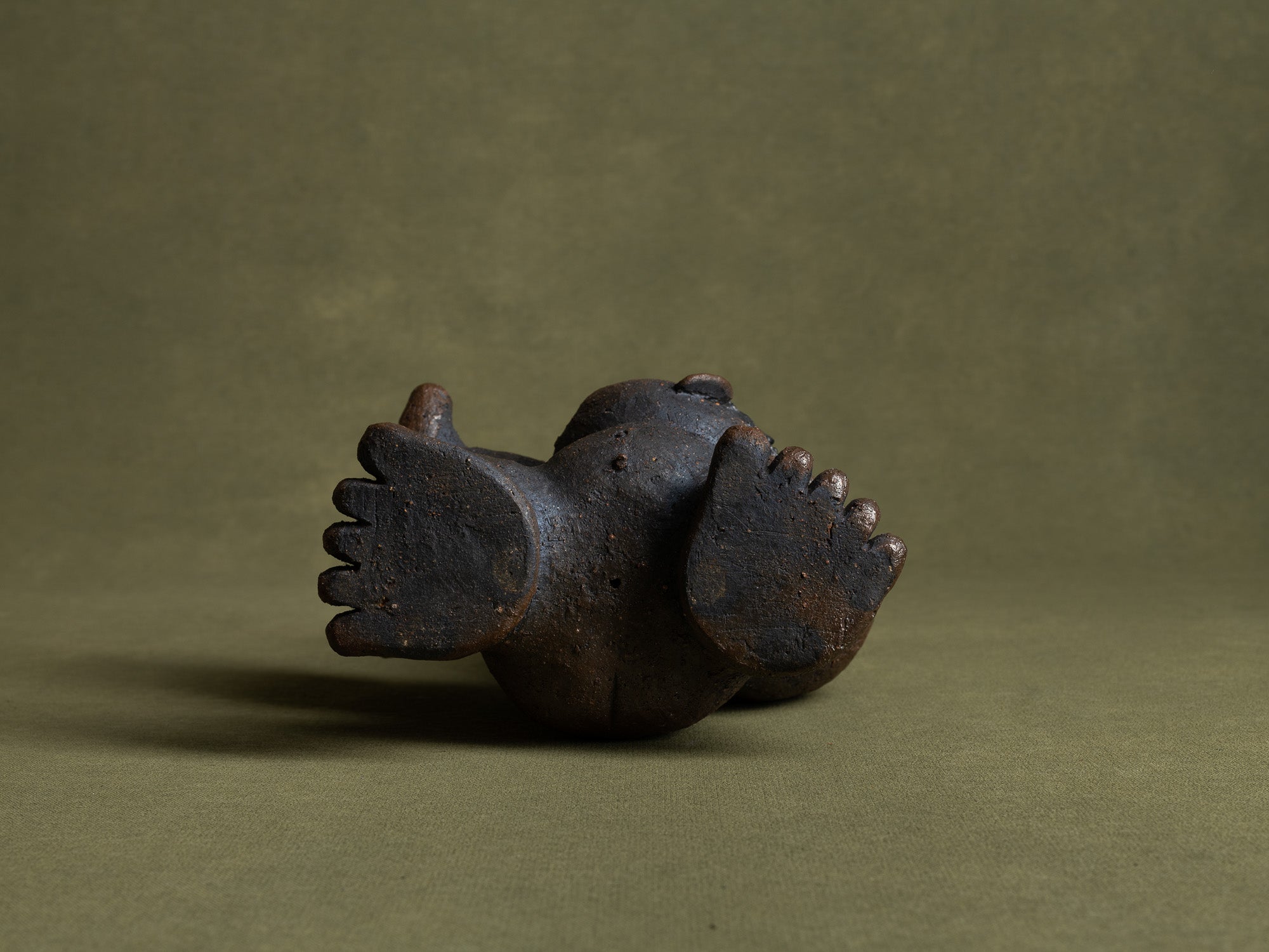 Sculpture en grès de Yabumoto Sakae, imagerie populaire, Japon (vers 2000)..Unique stoneware by Yabumoto Sakae "Sangoku's kamehameha" sculpture, Japan (vers 2000)