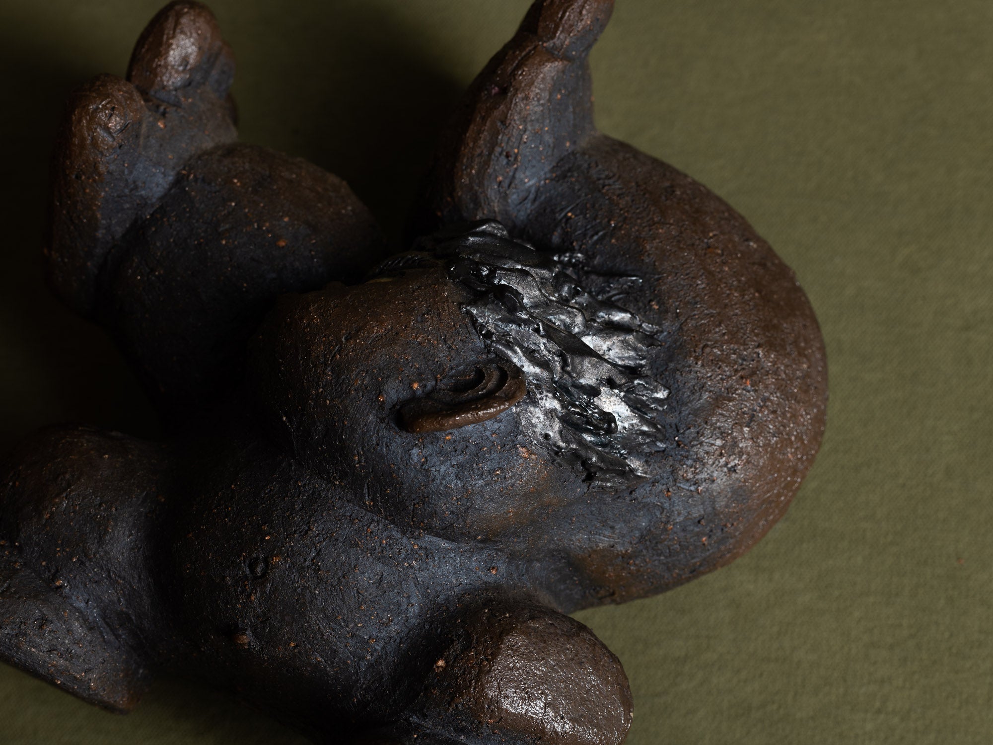Sculpture en grès de Yabumoto Sakae, imagerie populaire, Japon (vers 2000)..Unique stoneware by Yabumoto Sakae "Sangoku's kamehameha" sculpture, Japan (vers 2000)