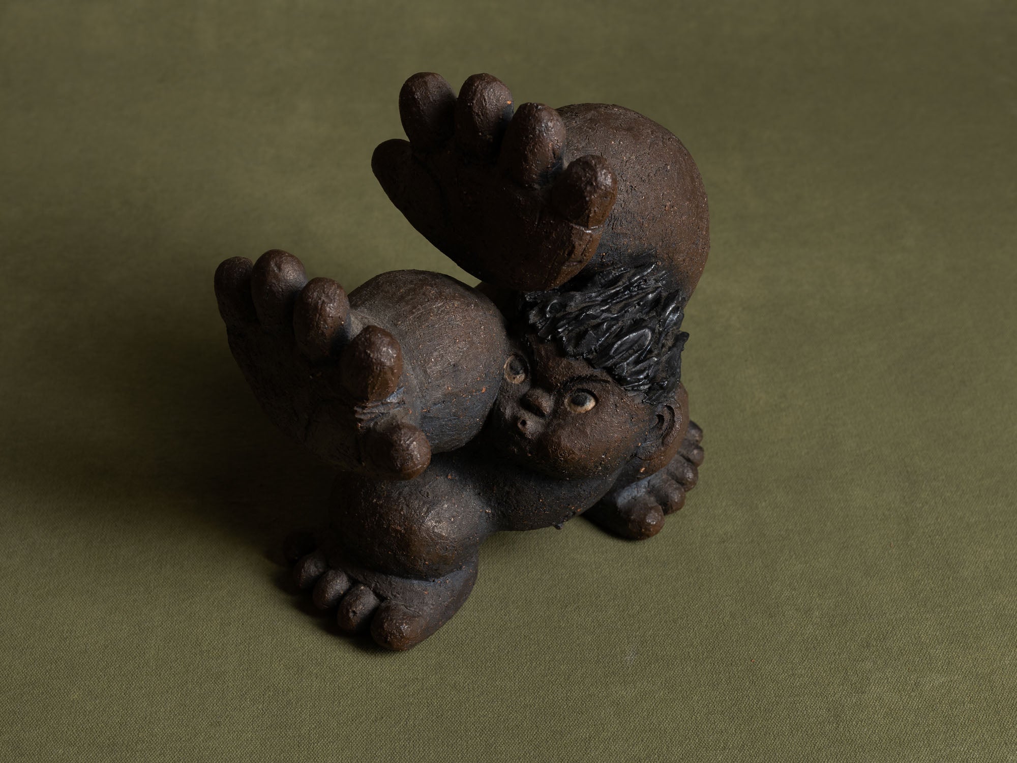 Sculpture en grès de Yabumoto Sakae, imagerie populaire, Japon (vers 2000)..Unique stoneware by Yabumoto Sakae "Sangoku's kamehameha" sculpture, Japan (vers 2000)