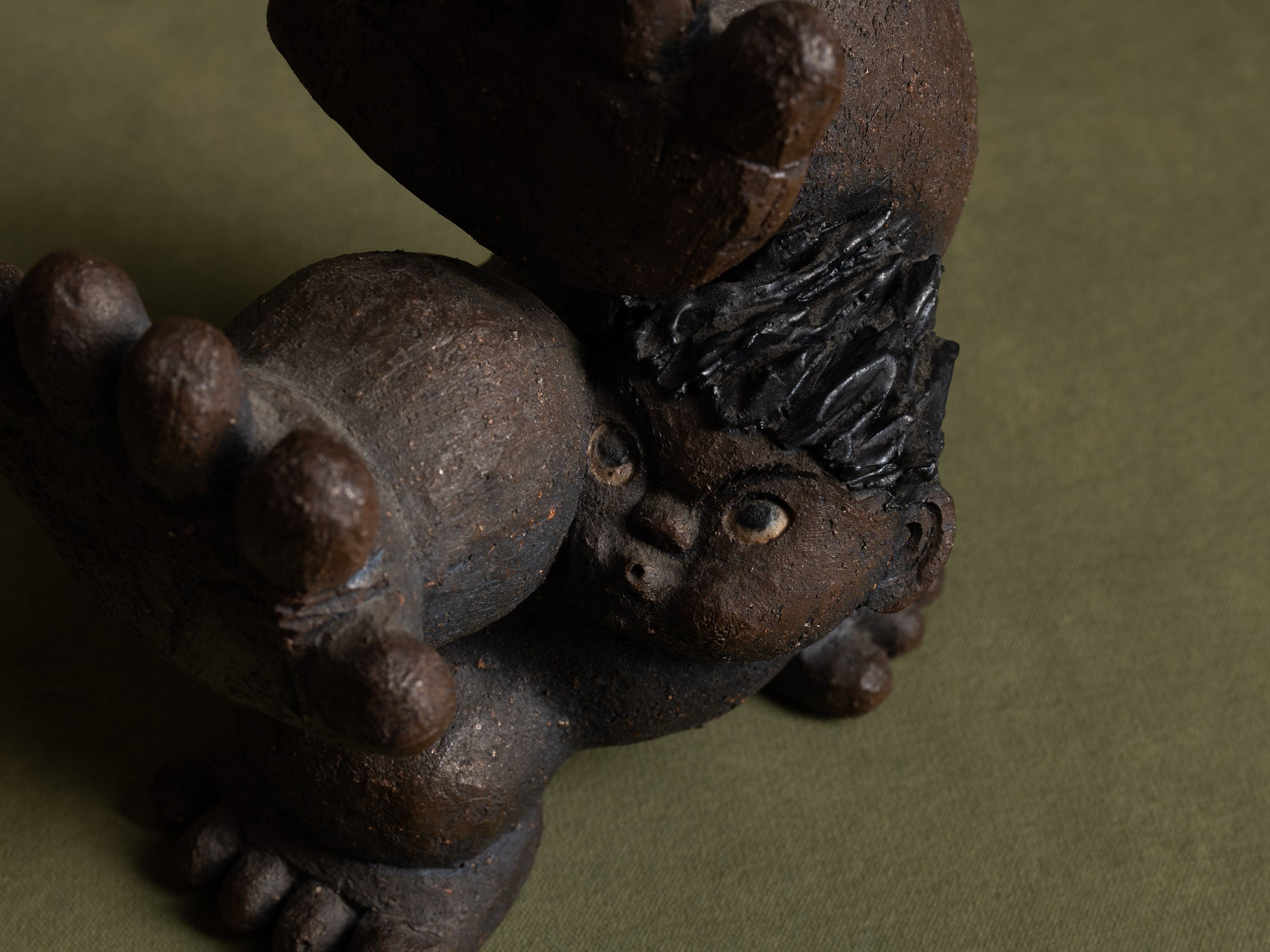 Sculpture en grès de Yabumoto Sakae, imagerie populaire, Japon (vers 2000)..Unique stoneware by Yabumoto Sakae "Sangoku's kamehameha" sculpture, Japan (vers 2000)