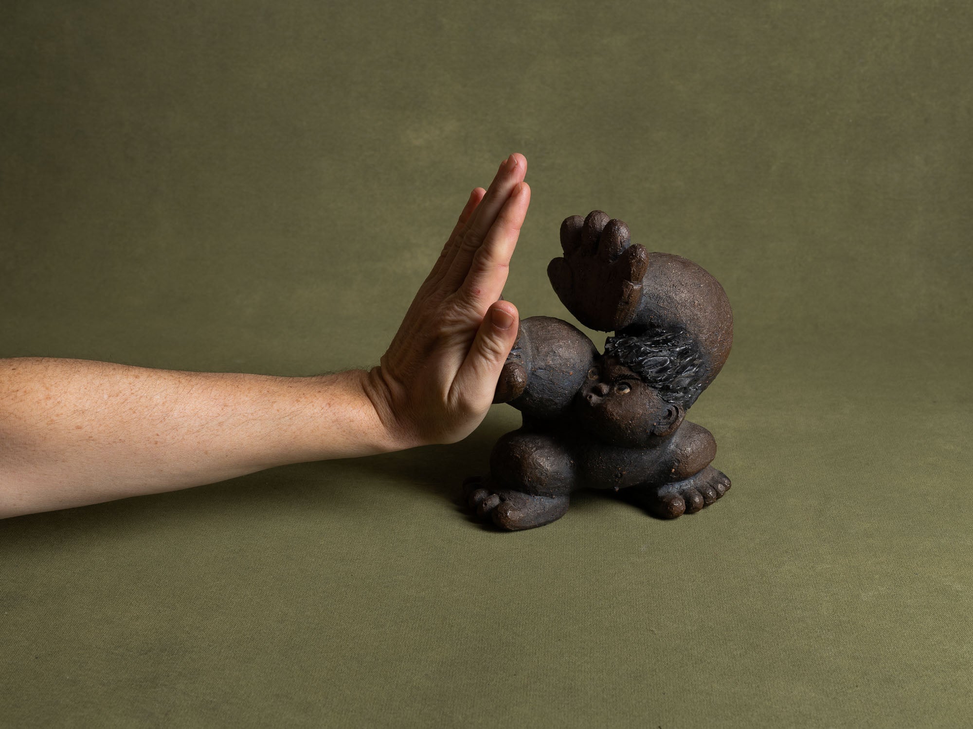 Sculpture en grès de Yabumoto Sakae, imagerie populaire, Japon (vers 2000)..Unique stoneware by Yabumoto Sakae "Sangoku's kamehameha" sculpture, Japan (vers 2000)