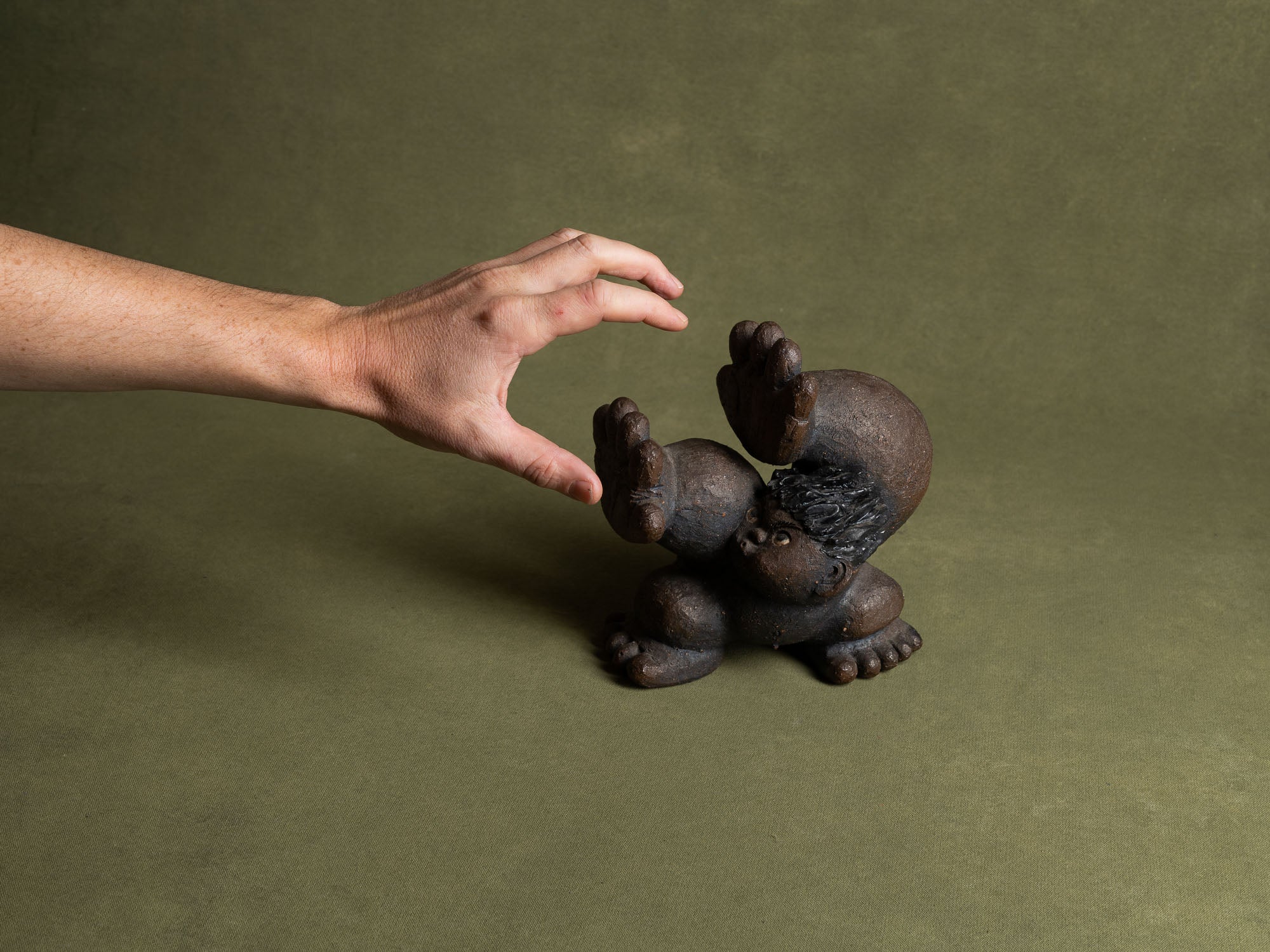 Sculpture en grès de Yabumoto Sakae, imagerie populaire, Japon (vers 2000)..Unique stoneware by Yabumoto Sakae "Sangoku's kamehameha" sculpture, Japan (vers 2000)