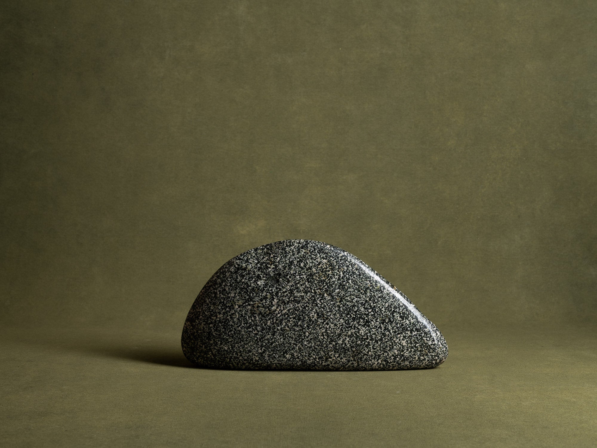 Rare suiseki "baleine", Uogata‑ishi, pierre‑poisson, Japon (XXe siècle)..Whale Suiseki, mingei Uogata‑ishi fish stone, Japan (20th century)
