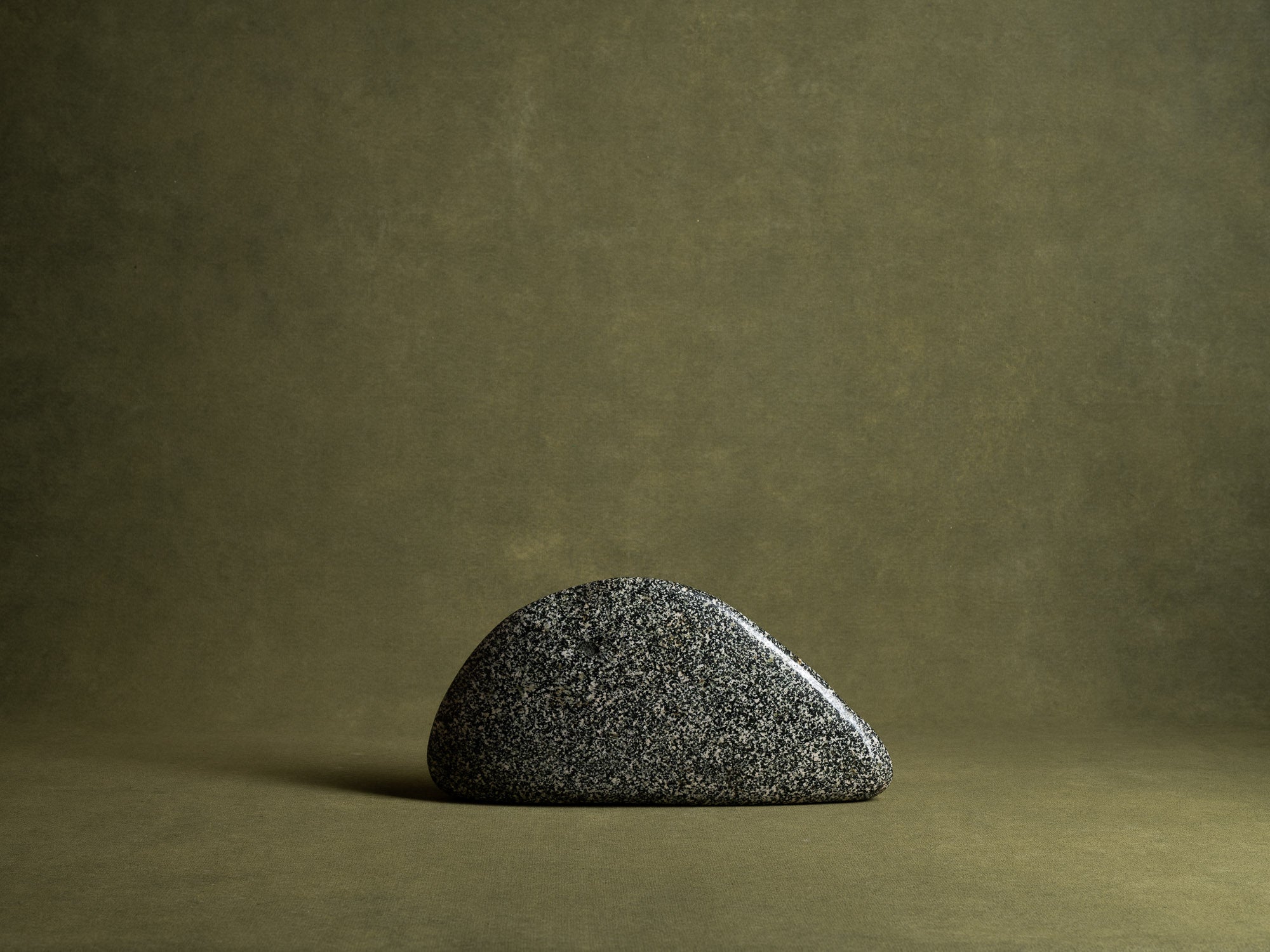 Rare suiseki "baleine", Uogata‑ishi, pierre‑poisson, Japon (XXe siècle)..Whale Suiseki, mingei Uogata‑ishi fish stone, Japan (20th century)