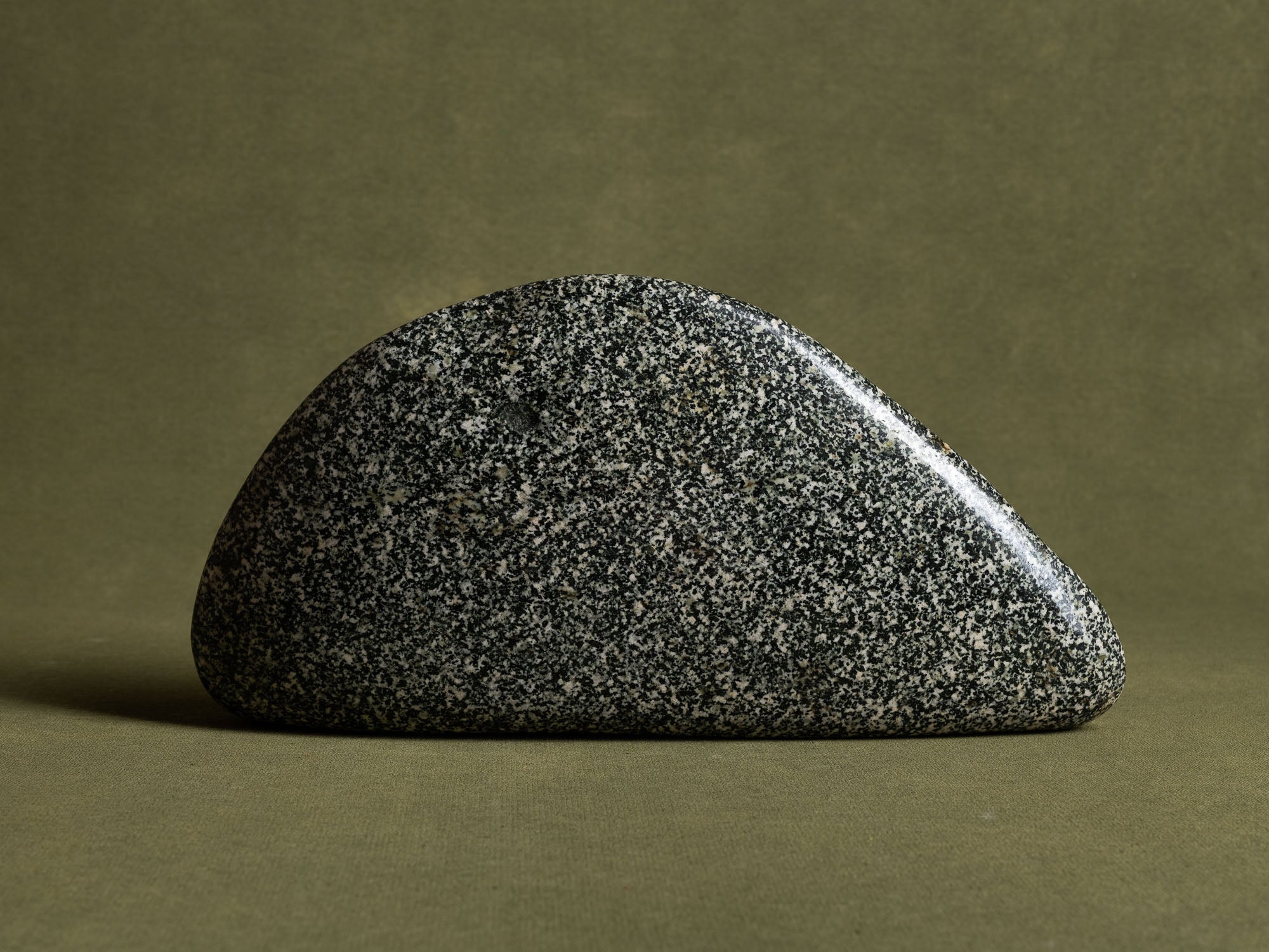 Rare suiseki "baleine", Uogata‑ishi, pierre‑poisson, Japon (XXe siècle)..Whale Suiseki, mingei Uogata‑ishi fish stone, Japan (20th century)
