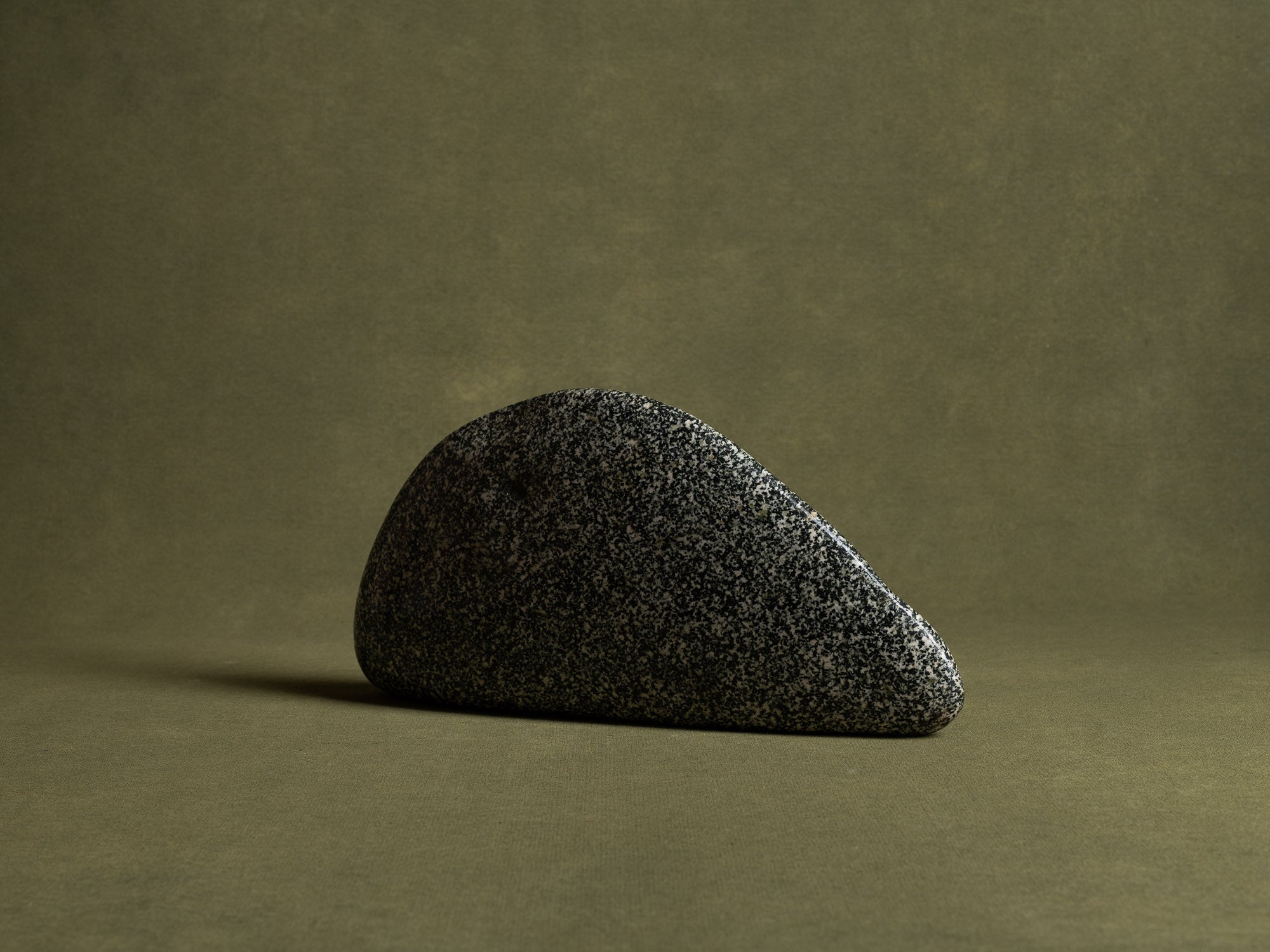 Rare suiseki "baleine", Uogata‑ishi, pierre‑poisson, Japon (XXe siècle)..Whale Suiseki, mingei Uogata‑ishi fish stone, Japan (20th century)