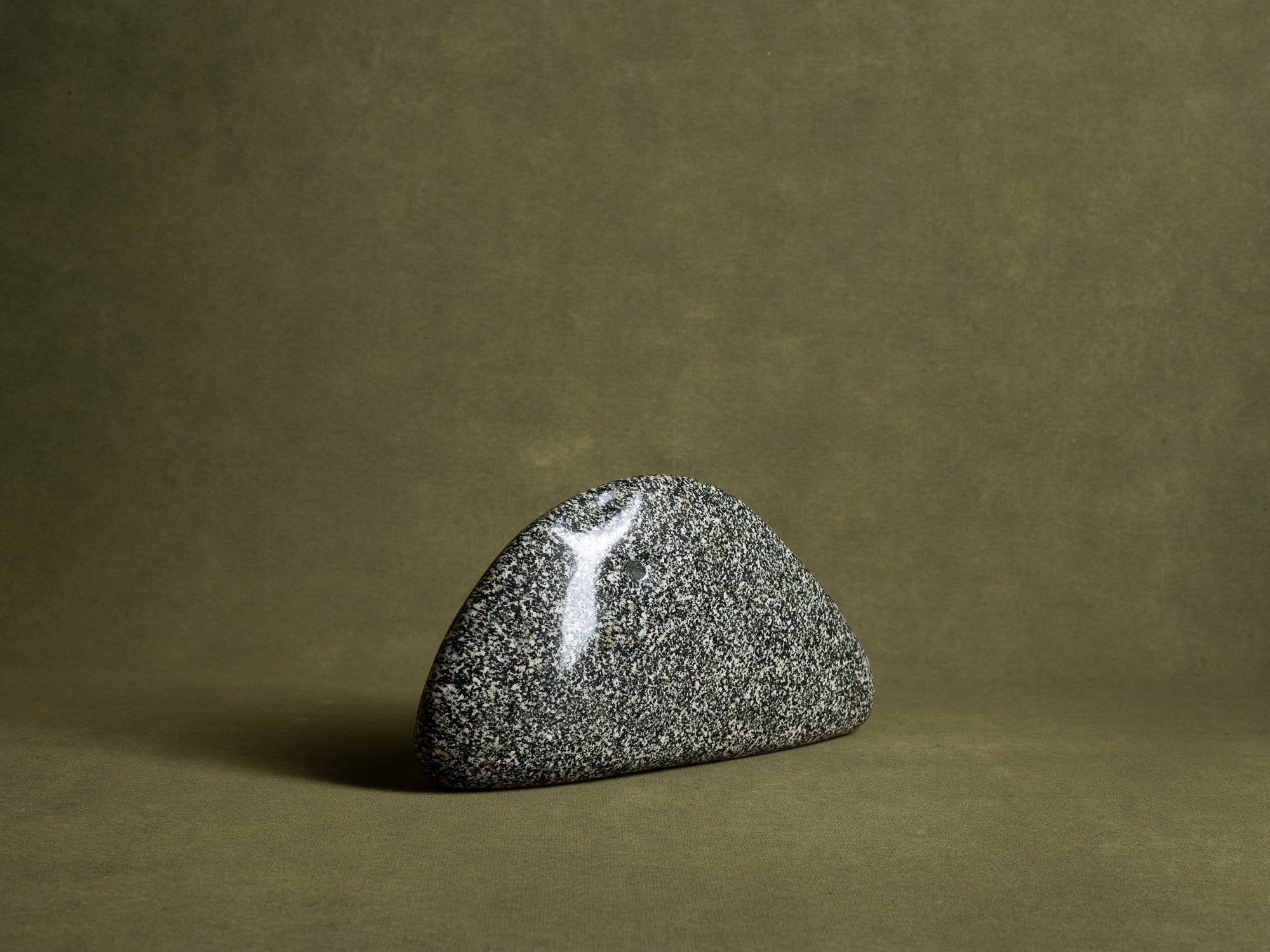 Rare suiseki "baleine", Uogata‑ishi, pierre‑poisson, Japon (XXe siècle)..Whale Suiseki, mingei Uogata‑ishi fish stone, Japan (20th century)