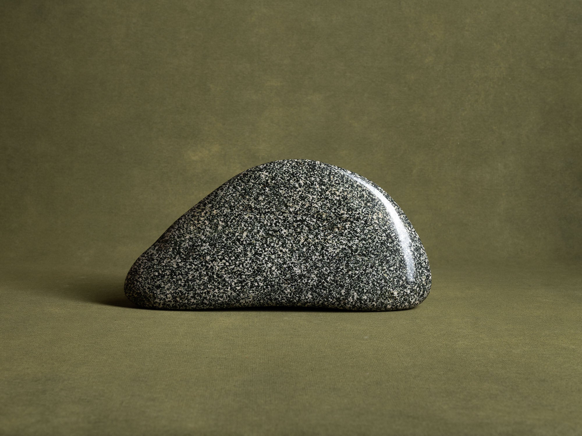 Rare suiseki "baleine", Uogata‑ishi, pierre‑poisson, Japon (XXe siècle)..Whale Suiseki, mingei Uogata‑ishi fish stone, Japan (20th century)