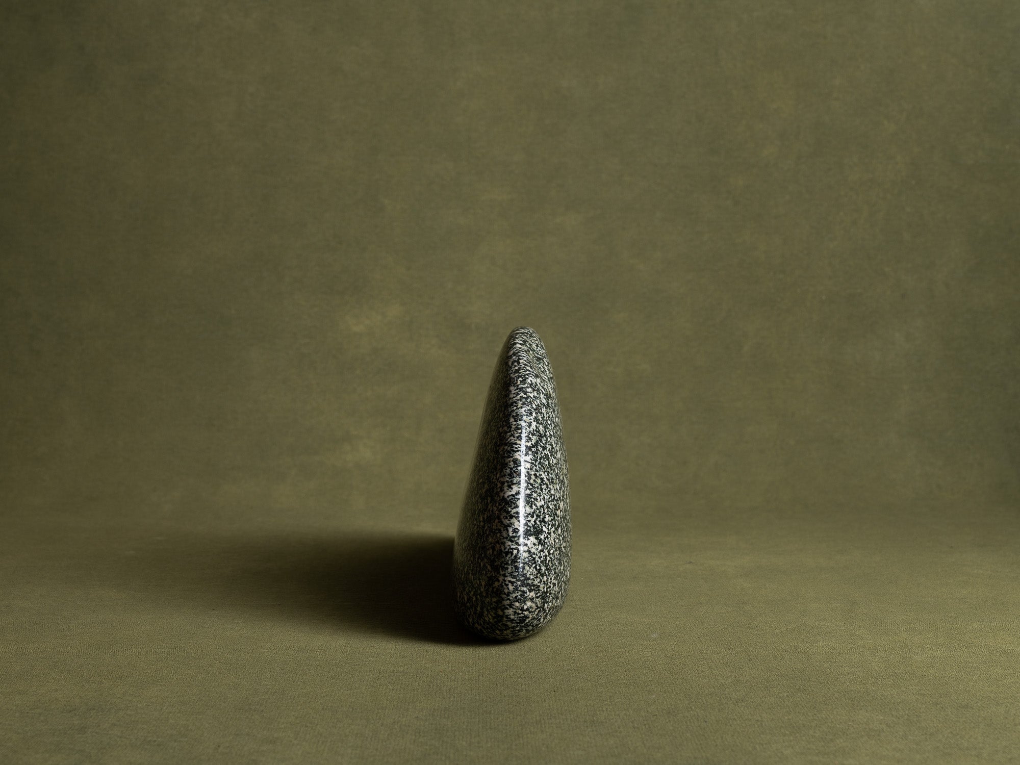 Rare suiseki "baleine", Uogata‑ishi, pierre‑poisson, Japon (XXe siècle)..Whale Suiseki, mingei Uogata‑ishi fish stone, Japan (20th century)