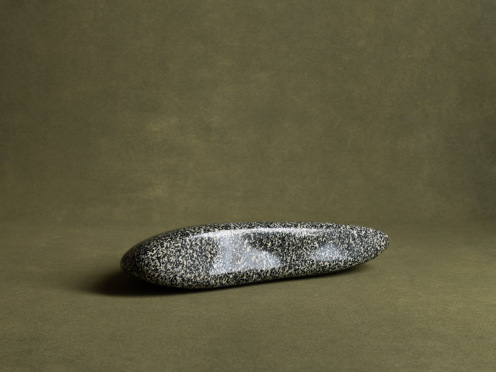 Rare suiseki "baleine", Uogata‑ishi, pierre‑poisson, Japon (XXe siècle)..Whale Suiseki, mingei Uogata‑ishi fish stone, Japan (20th century)