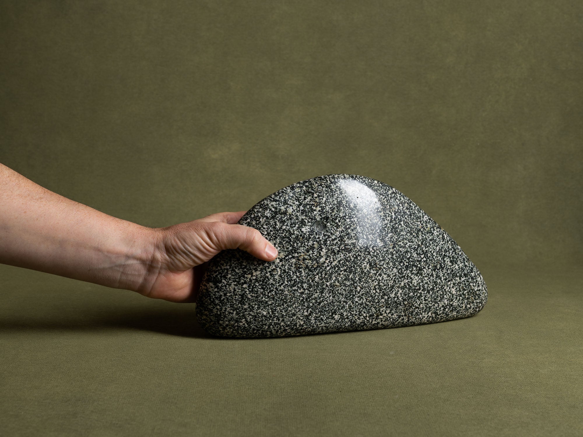 Rare suiseki "baleine", Uogata‑ishi, pierre‑poisson, Japon (XXe siècle)..Whale Suiseki, mingei Uogata‑ishi fish stone, Japan (20th century)