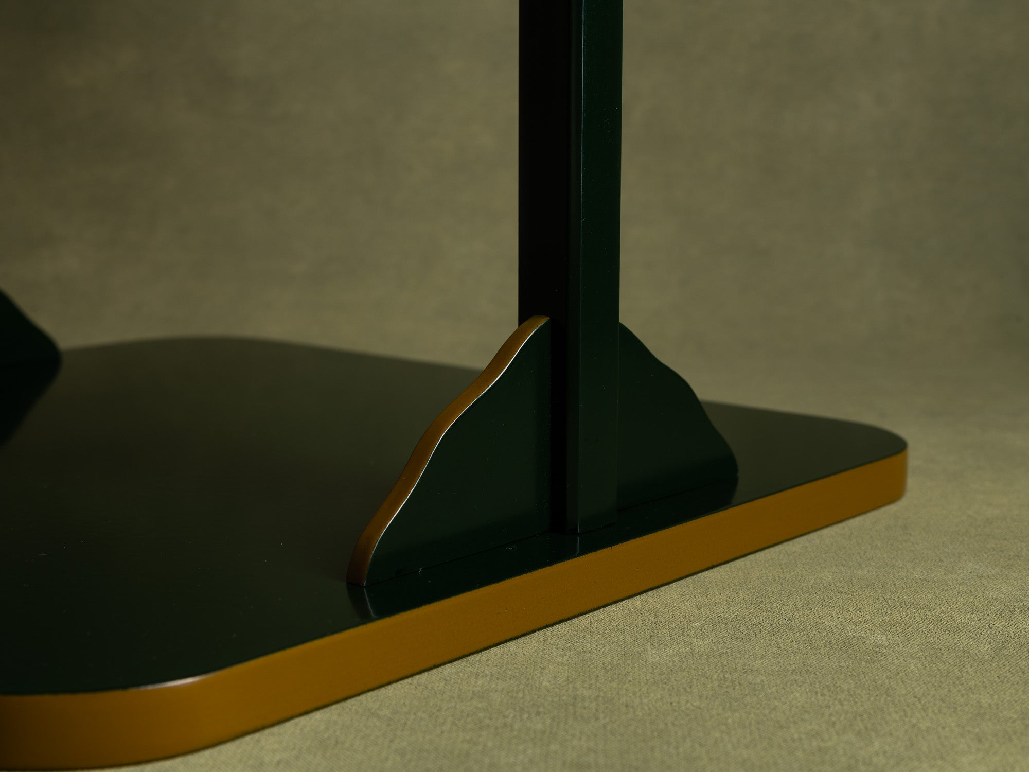 Table à thé Tana pour la cérémonie du thé / guéridon en laque, Japon (vers 1950-60)..Mingei Tana, tea ceremony table or stand / occasional table, Japan (circa 1950-60)