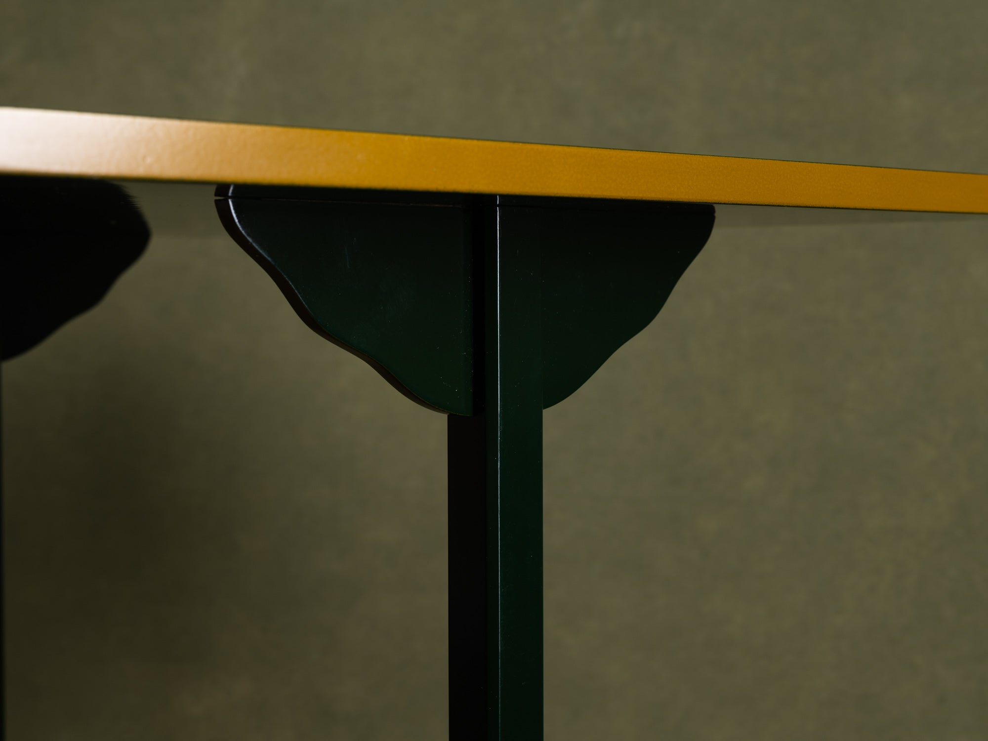 Table à thé Tana pour la cérémonie du thé / guéridon en laque, Japon (vers 1950-60)..Mingei Tana, tea ceremony table or stand / occasional table, Japan (circa 1950-60)