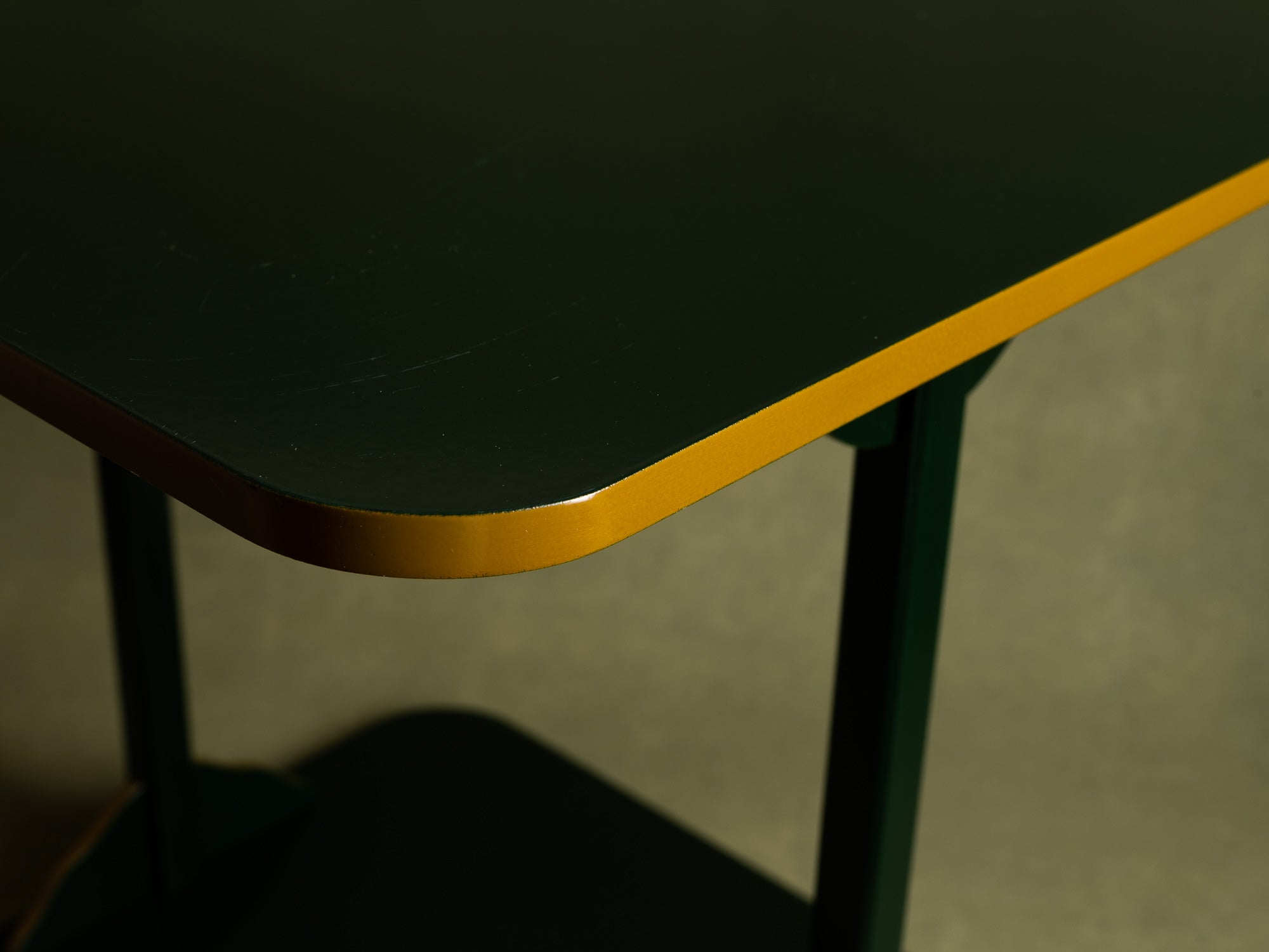 Table à thé Tana pour la cérémonie du thé / guéridon en laque, Japon (vers 1950-60)..Mingei Tana, tea ceremony table or stand / occasional table, Japan (circa 1950-60)