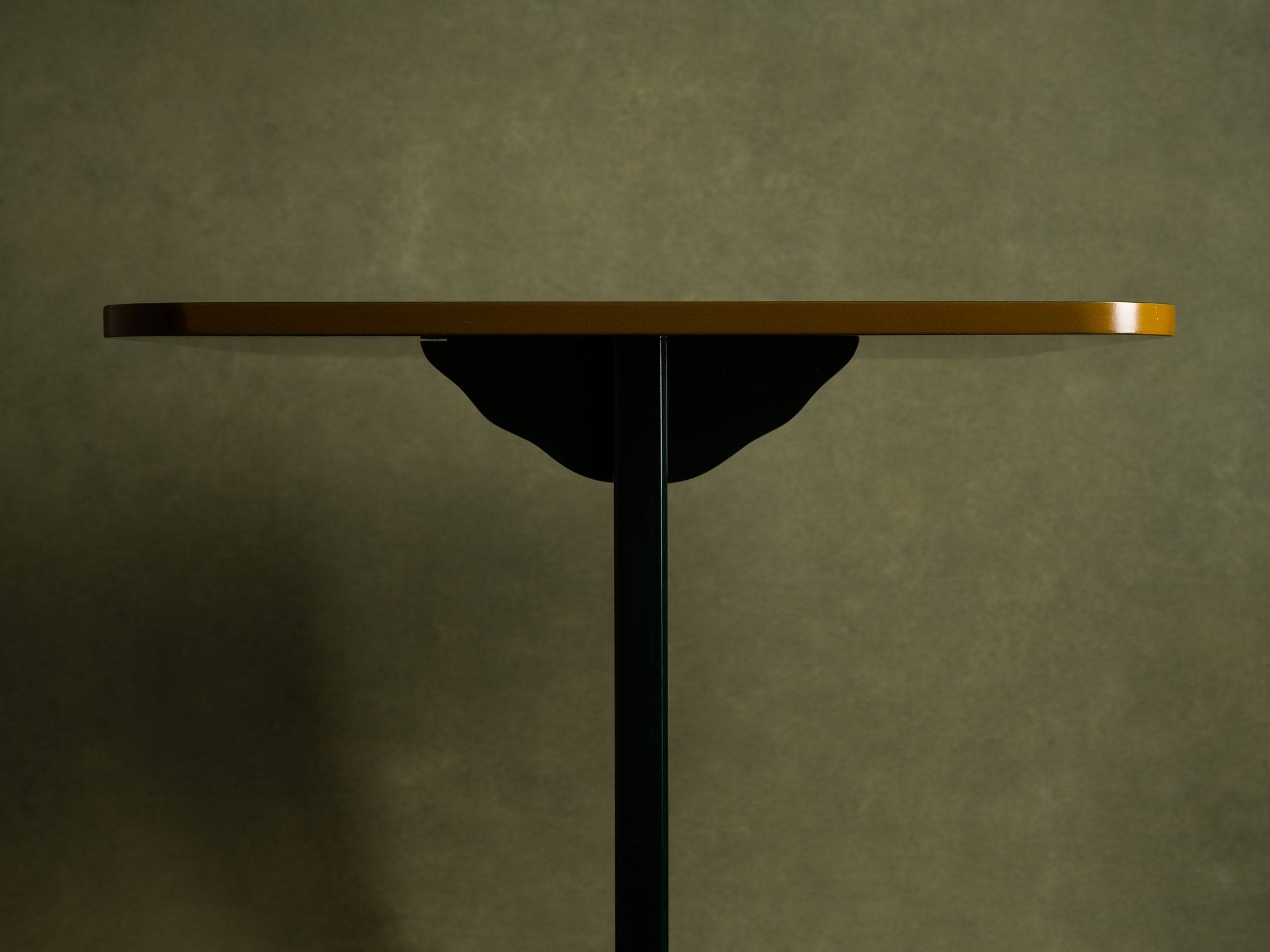 Table à thé Tana pour la cérémonie du thé / guéridon en laque, Japon (vers 1950-60)..Mingei Tana, tea ceremony table or stand / occasional table, Japan (circa 1950-60)