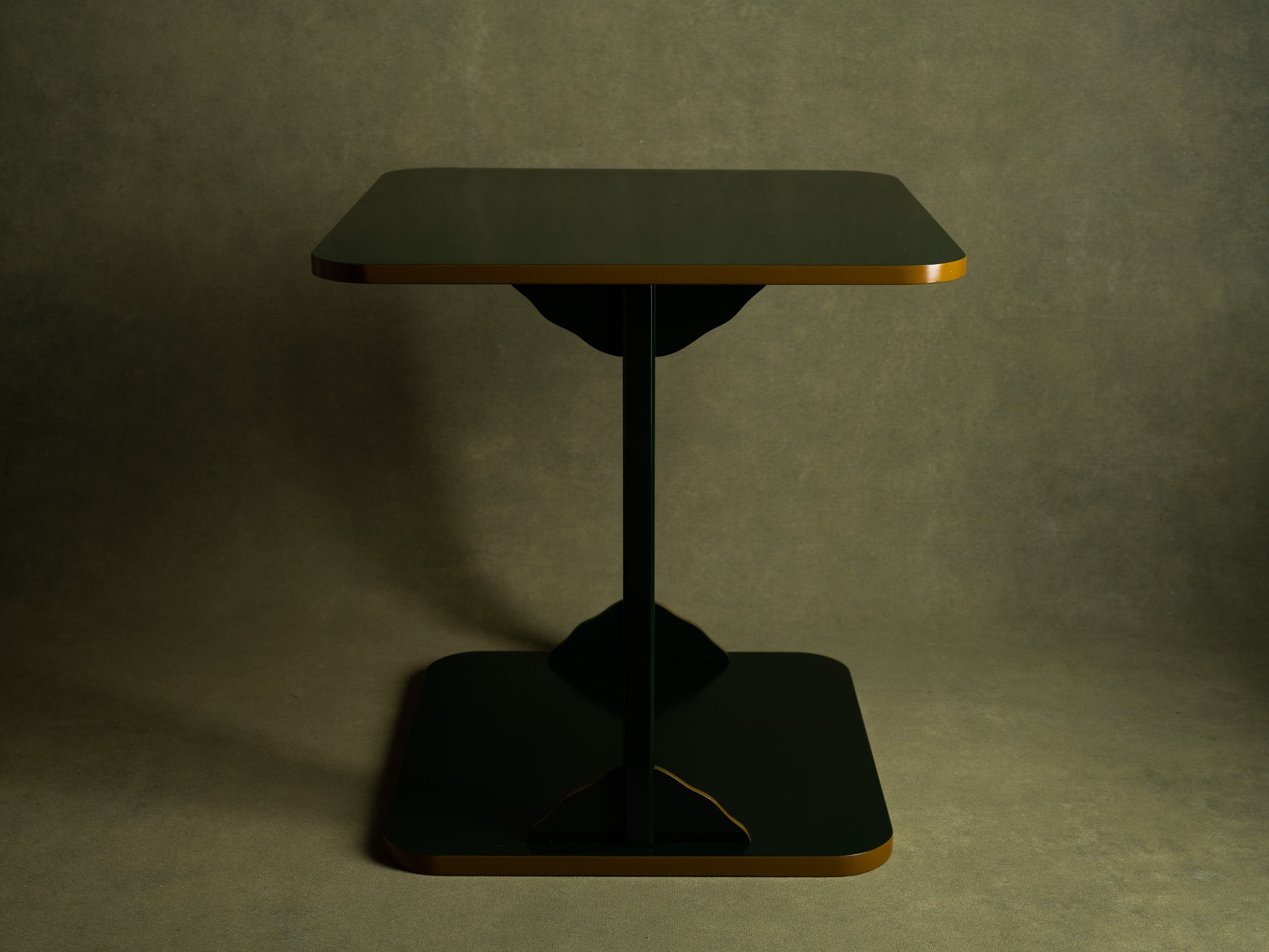 Table à thé Tana pour la cérémonie du thé / guéridon en laque, Japon (vers 1950-60)..Mingei Tana, tea ceremony table or stand / occasional table, Japan (circa 1950-60)
