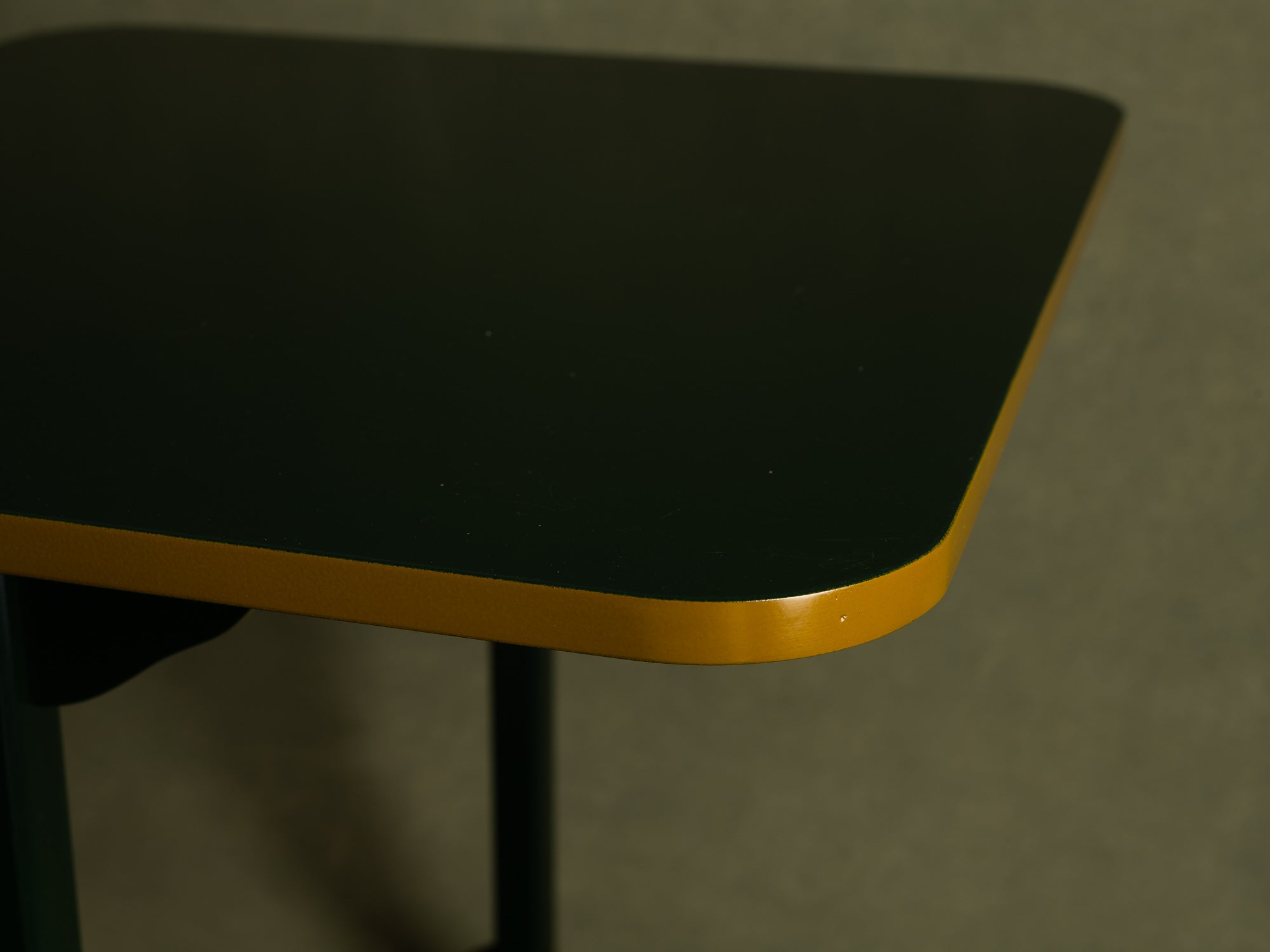 Table à thé Tana pour la cérémonie du thé / guéridon en laque, Japon (vers 1950-60)..Mingei Tana, tea ceremony table or stand / occasional table, Japan (circa 1950-60)