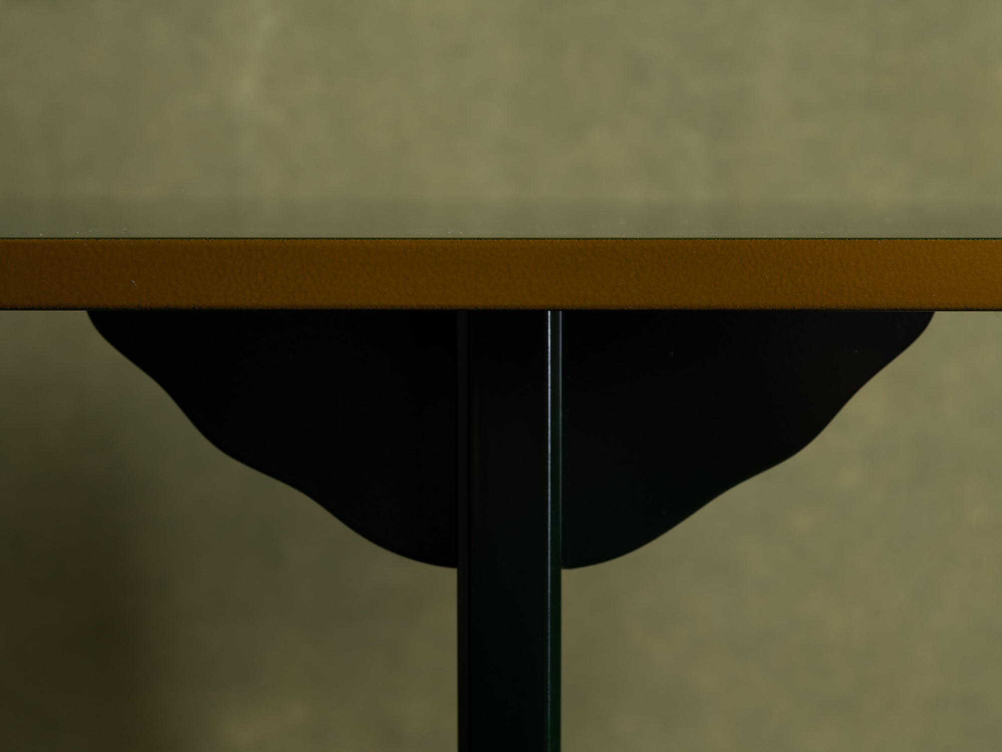 Table à thé Tana pour la cérémonie du thé / guéridon en laque, Japon (vers 1950-60)..Mingei Tana, tea ceremony table or stand / occasional table, Japan (circa 1950-60)