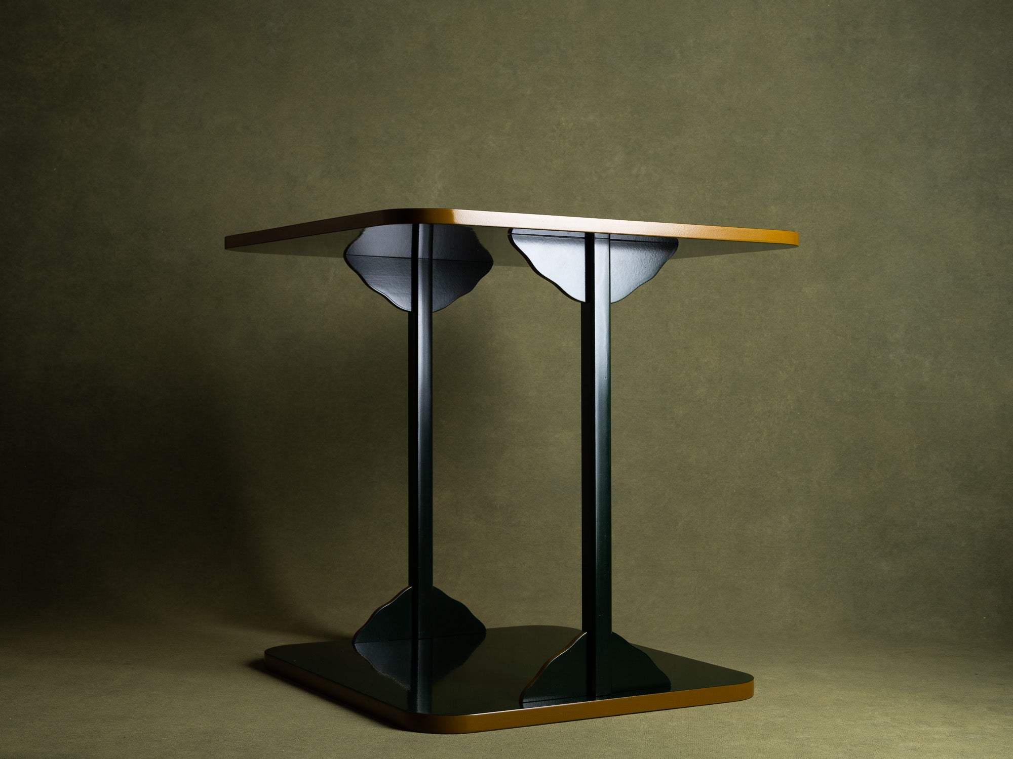 Table à thé Tana pour la cérémonie du thé / guéridon en laque, Japon (vers 1950-60)..Mingei Tana, tea ceremony table or stand / occasional table, Japan (circa 1950-60)