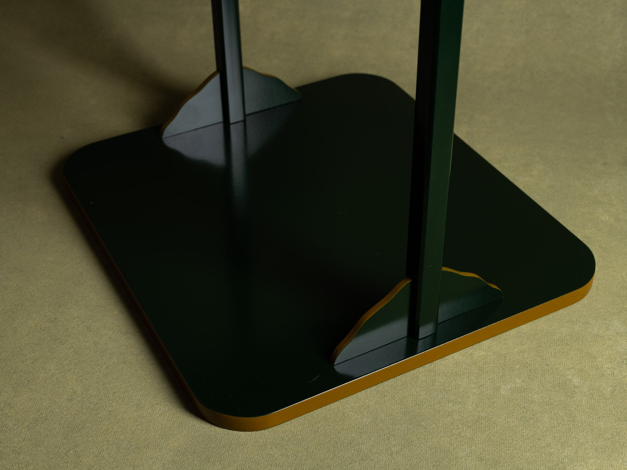 Table à thé Tana pour la cérémonie du thé / guéridon en laque, Japon (vers 1950-60)..Mingei Tana, tea ceremony table or stand / occasional table, Japan (circa 1950-60)