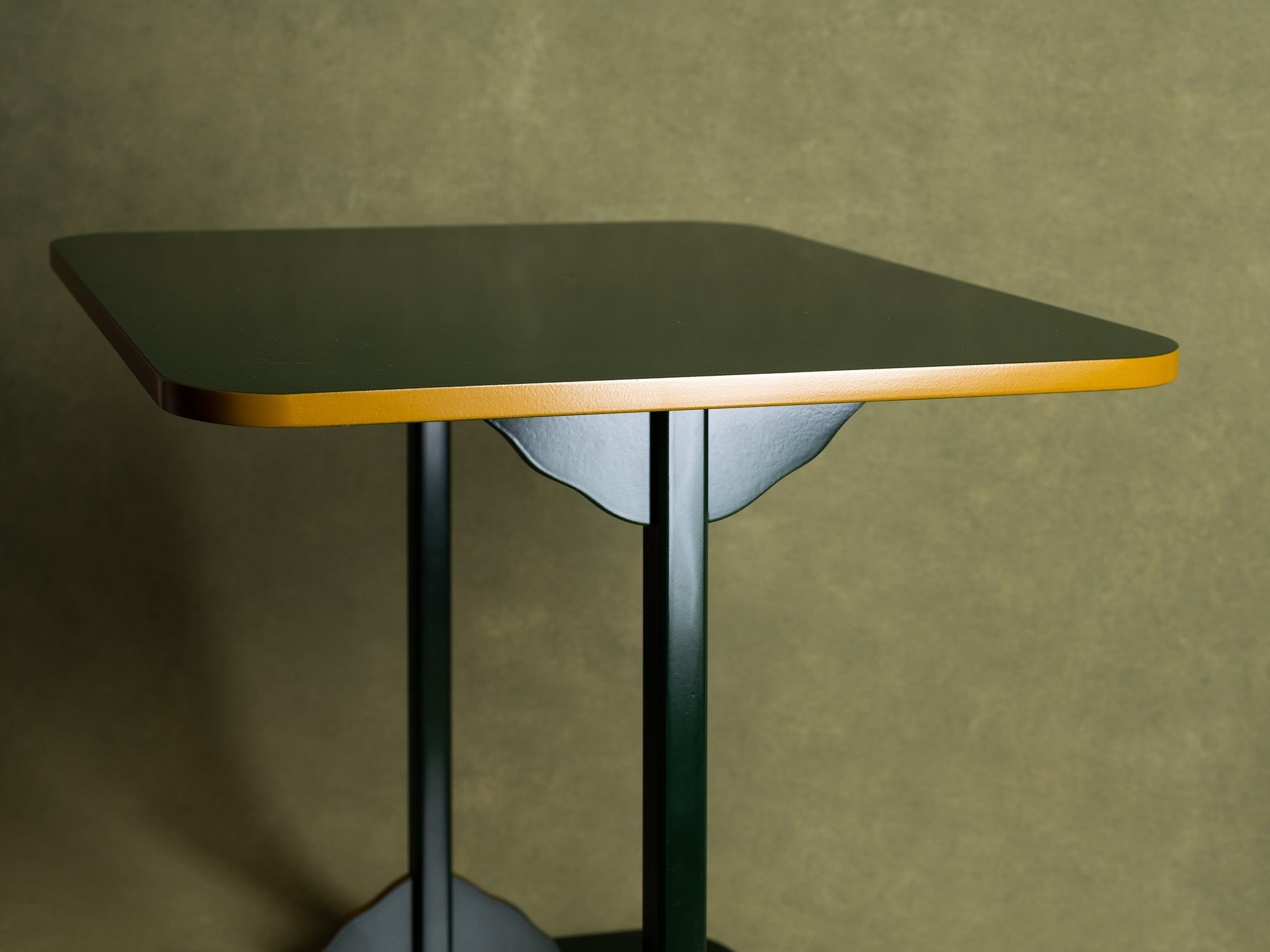 Table à thé Tana pour la cérémonie du thé / guéridon en laque, Japon (vers 1950-60)..Mingei Tana, tea ceremony table or stand / occasional table, Japan (circa 1950-60)
