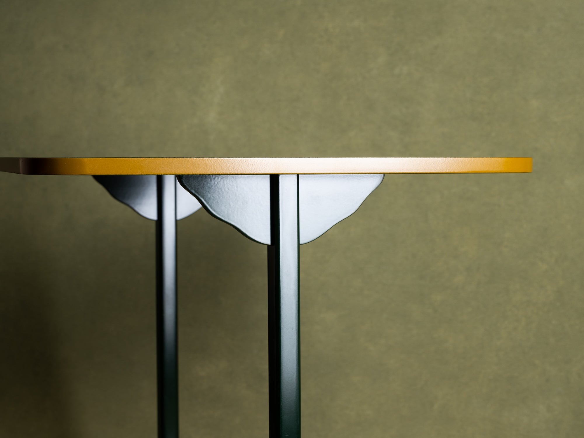 Table à thé Tana pour la cérémonie du thé / guéridon en laque, Japon (vers 1950-60)..Mingei Tana, tea ceremony table or stand / occasional table, Japan (circa 1950-60)