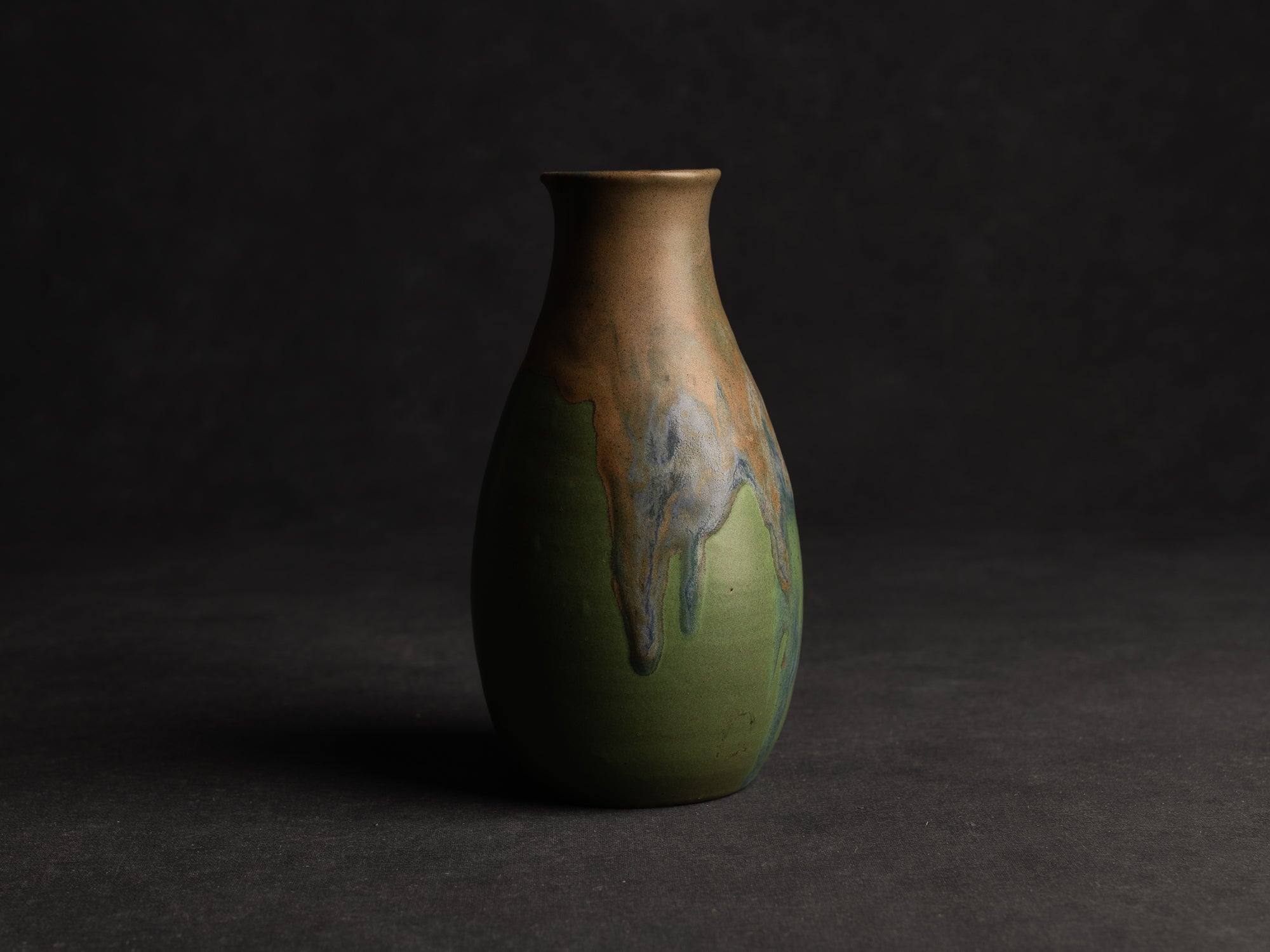 Vase bouteille en grès de Léon Pointu, Atelier Pointu, France (vers 1910-25)..School of Carriès stoneware bottle vase by Léon Pointu, Atelier Pointu, France (circa 1910-25)