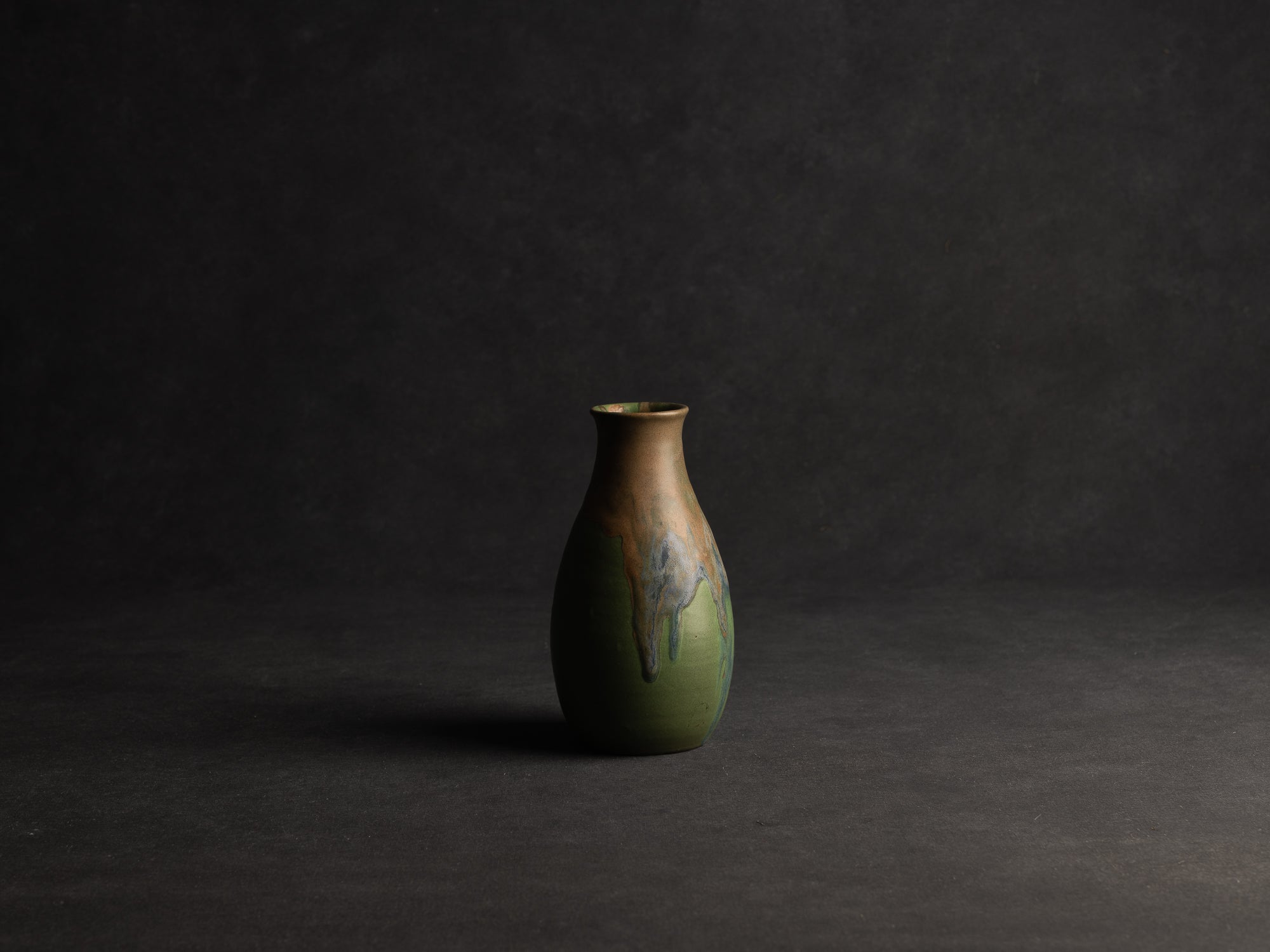 Vase bouteille en grès de Léon Pointu, Atelier Pointu, France (vers 1910-25)..School of Carriès stoneware bottle vase by Léon Pointu, Atelier Pointu, France (circa 1910-25)