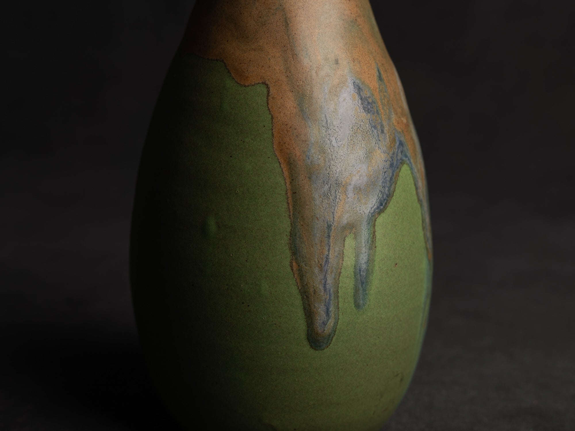 Vase bouteille en grès de Léon Pointu, Atelier Pointu, France (vers 1910-25)..School of Carriès stoneware bottle vase by Léon Pointu, Atelier Pointu, France (circa 1910-25)