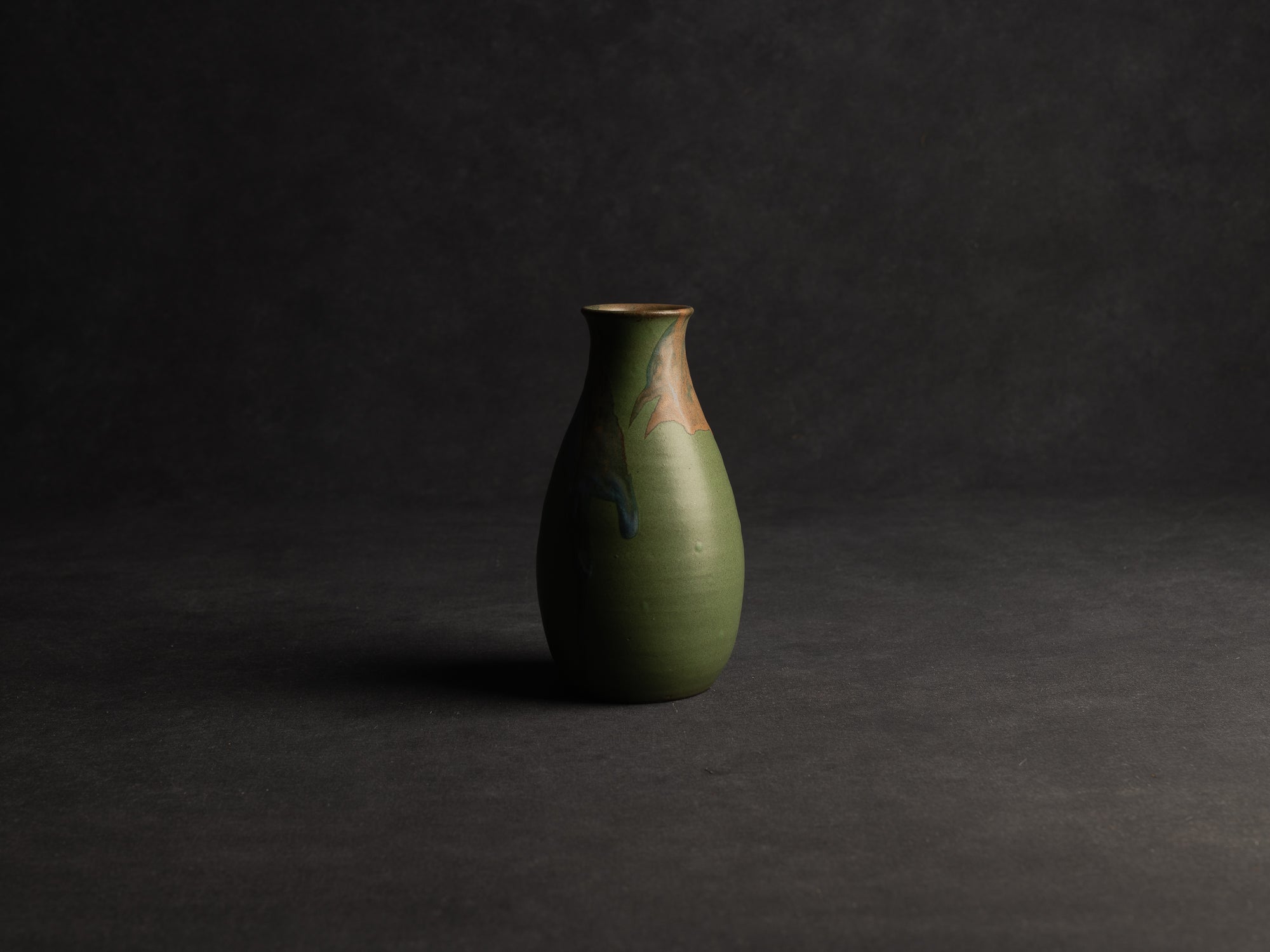 Vase bouteille en grès de Léon Pointu, Atelier Pointu, France (vers 1910-25)..School of Carriès stoneware bottle vase by Léon Pointu, Atelier Pointu, France (circa 1910-25)