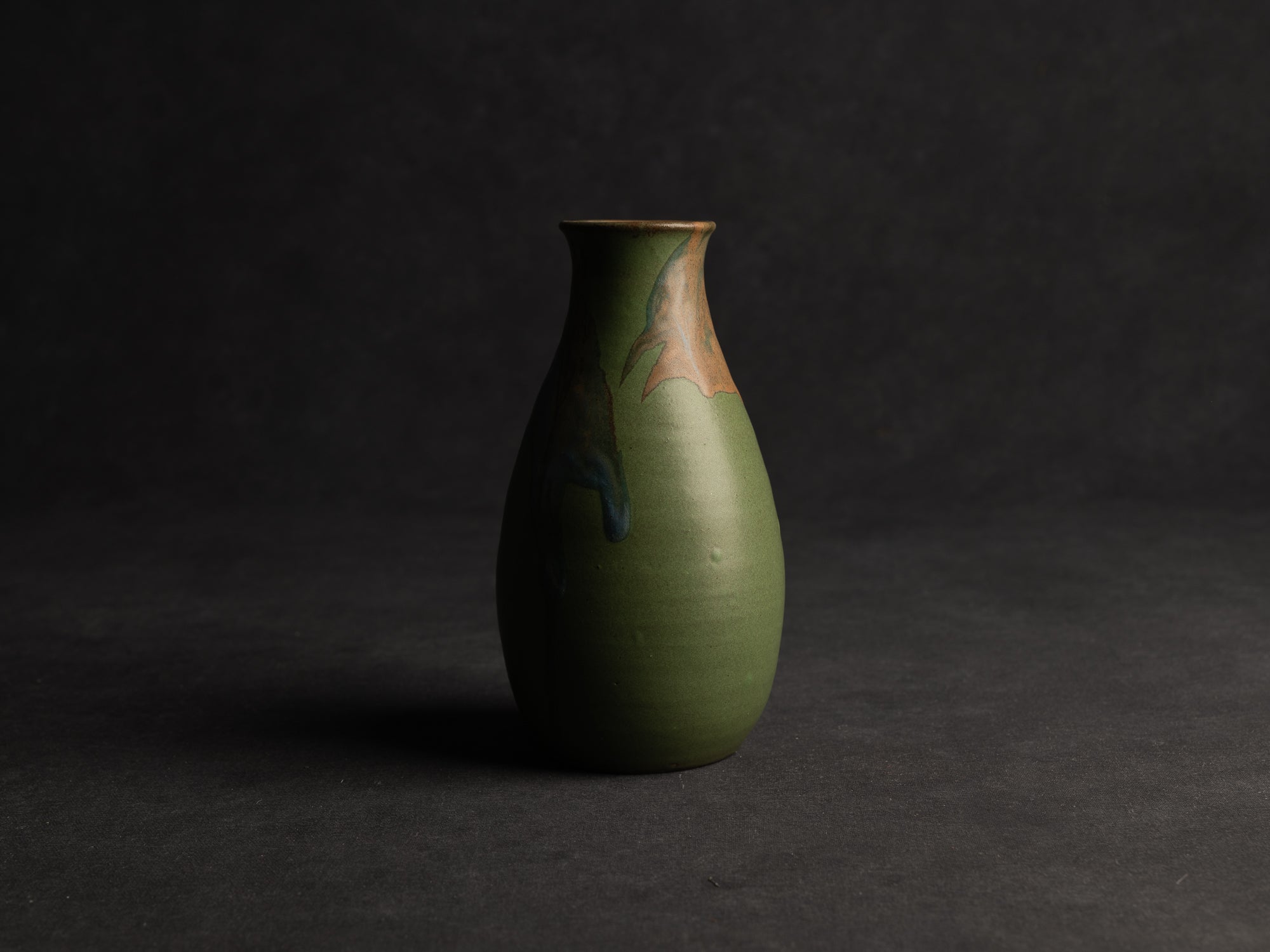 Vase bouteille en grès de Léon Pointu, Atelier Pointu, France (vers 1910-25)..School of Carriès stoneware bottle vase by Léon Pointu, Atelier Pointu, France (circa 1910-25)