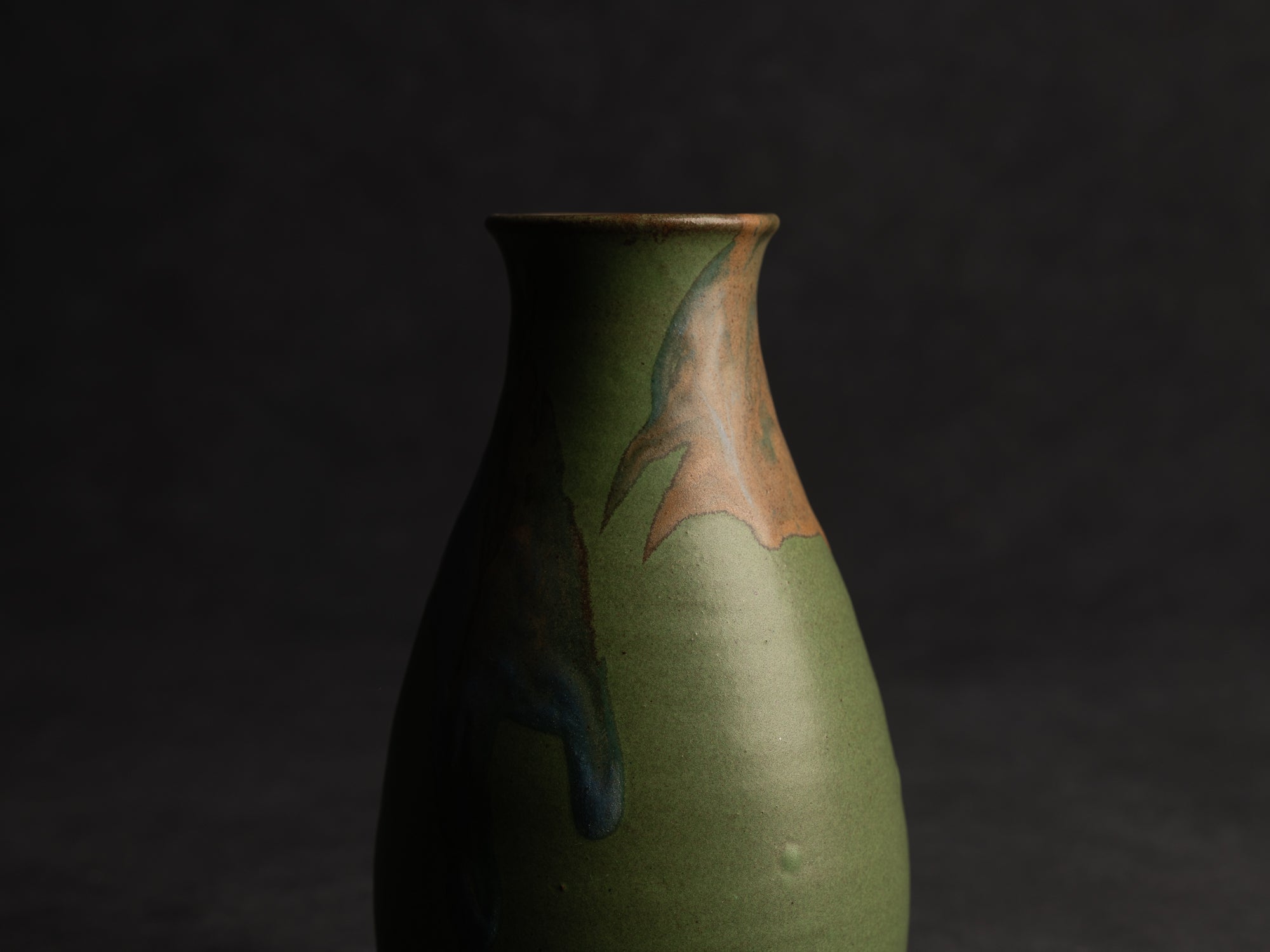 Vase bouteille en grès de Léon Pointu, Atelier Pointu, France (vers 1910-25)..School of Carriès stoneware bottle vase by Léon Pointu, Atelier Pointu, France (circa 1910-25)