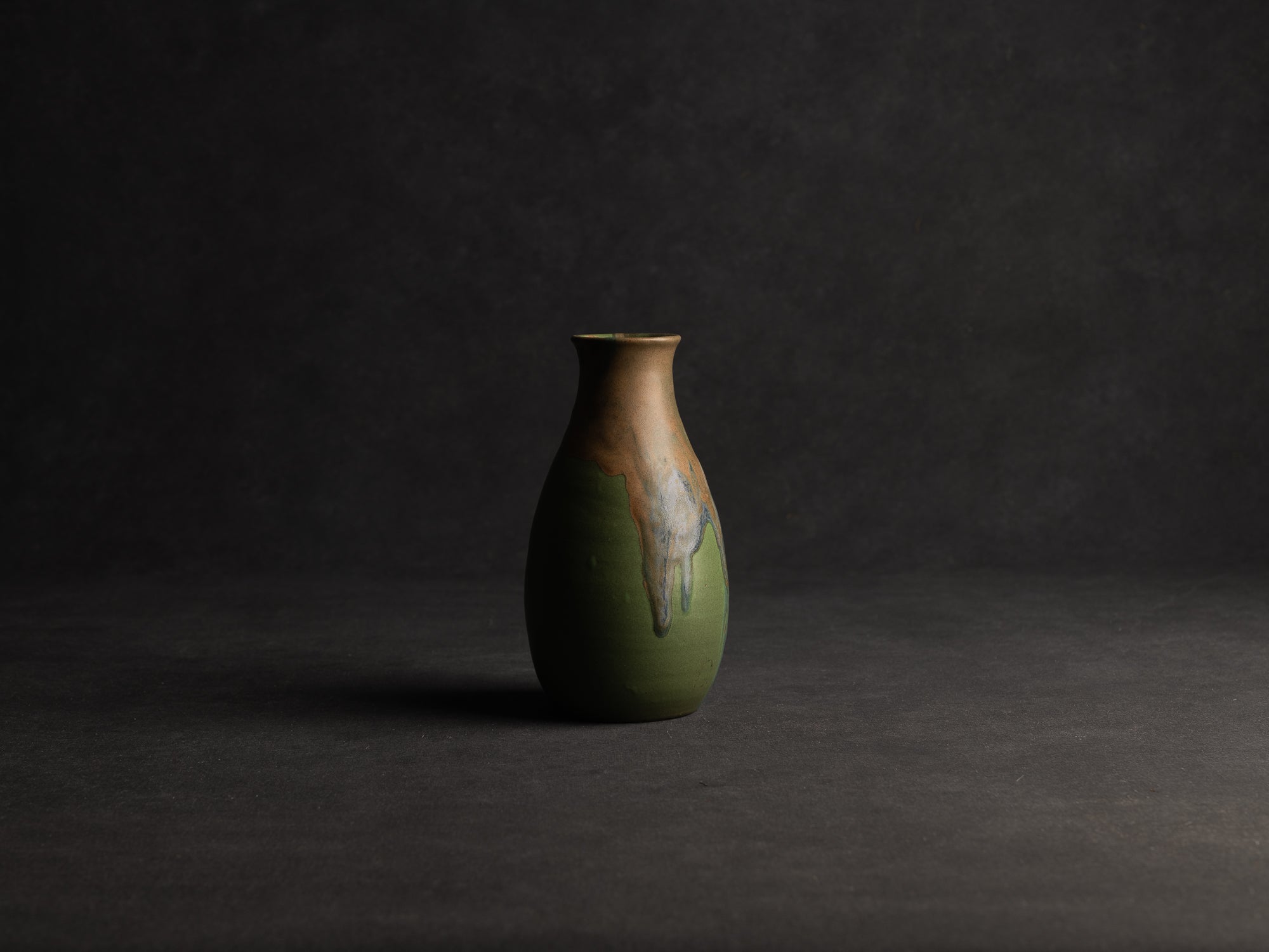 Vase bouteille en grès de Léon Pointu, Atelier Pointu, France (vers 1910-25)..School of Carriès stoneware bottle vase by Léon Pointu, Atelier Pointu, France (circa 1910-25)