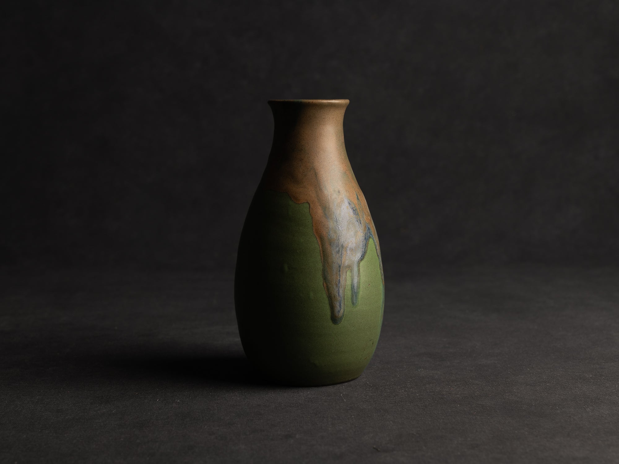 Vase bouteille en grès de Léon Pointu, Atelier Pointu, France (vers 1910-25)..School of Carriès stoneware bottle vase by Léon Pointu, Atelier Pointu, France (circa 1910-25)