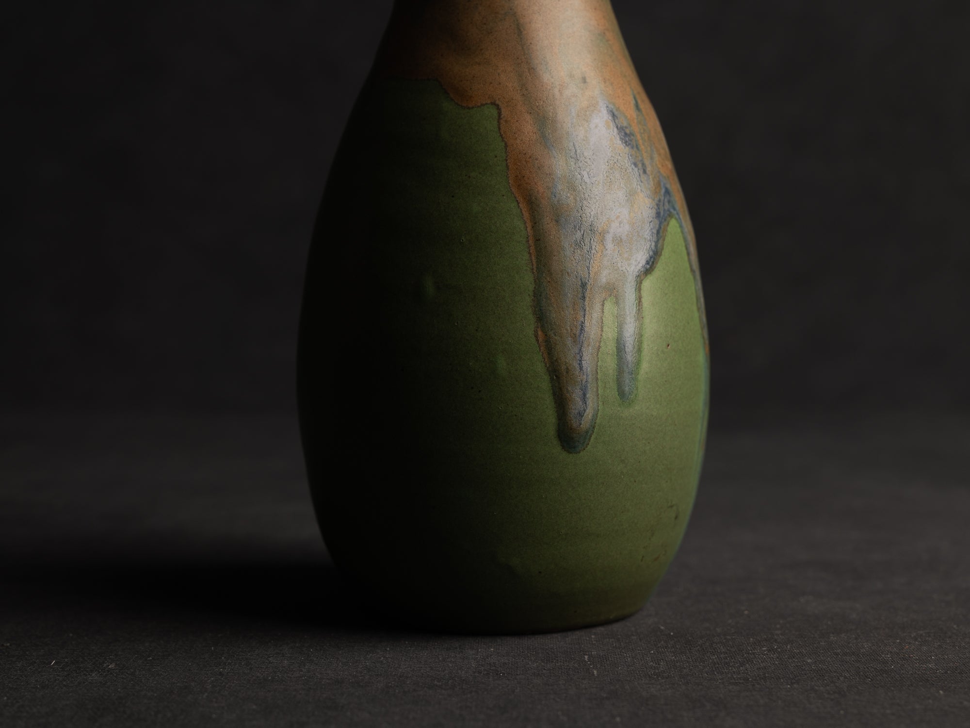 Vase bouteille en grès de Léon Pointu, Atelier Pointu, France (vers 1910-25)..School of Carriès stoneware bottle vase by Léon Pointu, Atelier Pointu, France (circa 1910-25)